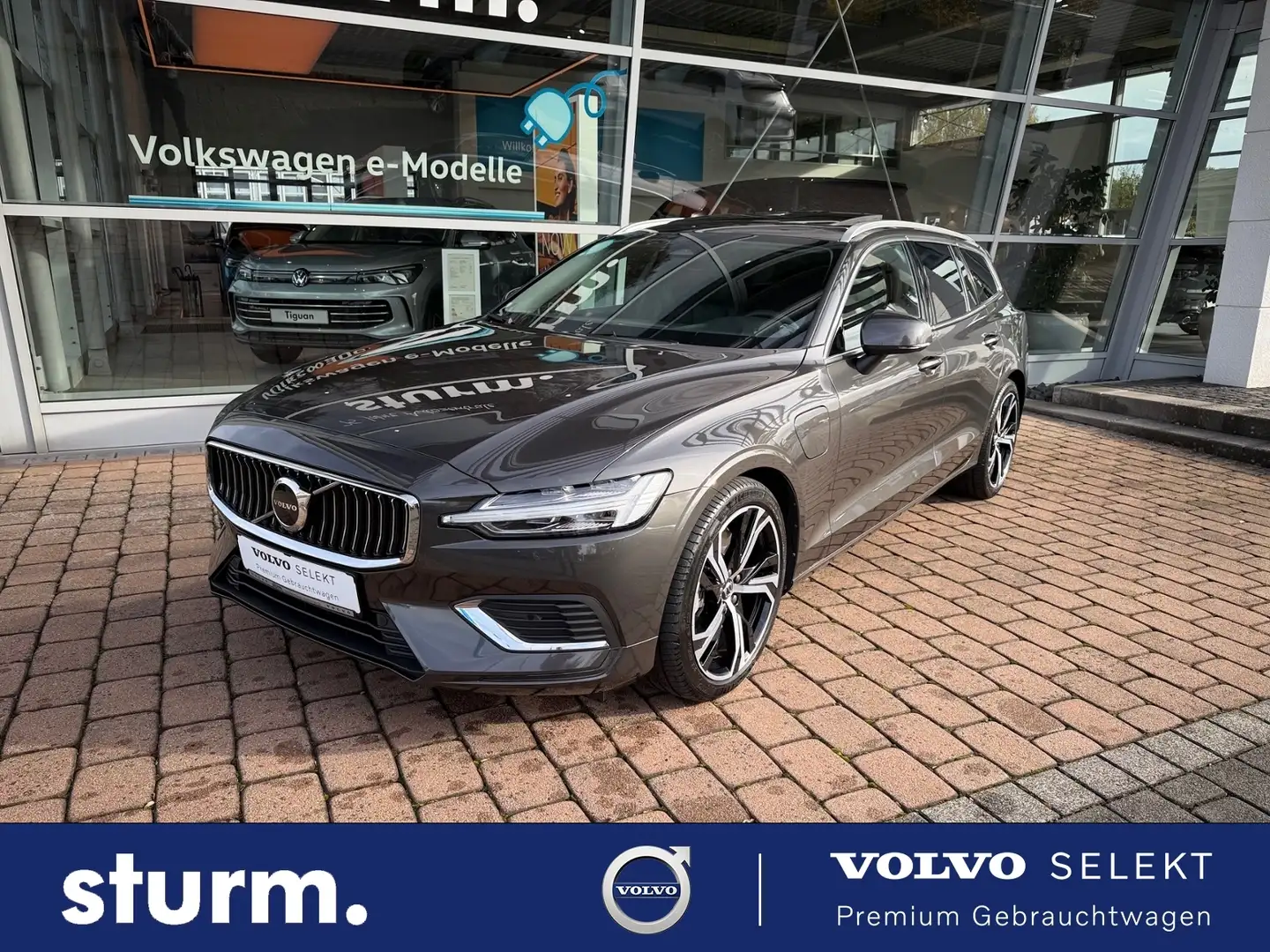 Volvo V60 Kombi T6 Plus Bright Plug-In Hybrid AWD *Pano, Na Grau - 1