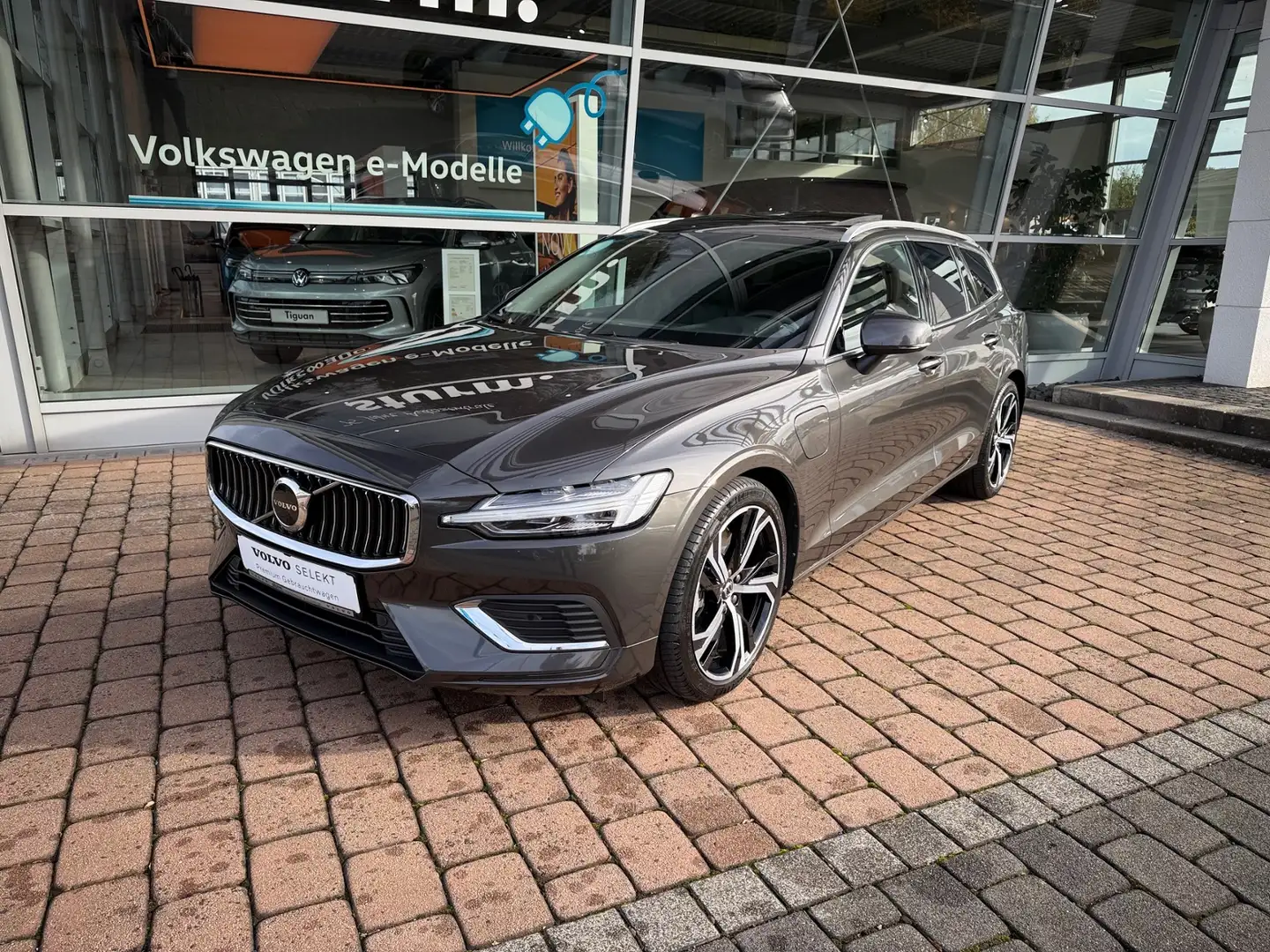 Volvo V60 Kombi T6 Plus Bright Plug-In Hybrid AWD *Pano, Na Grau - 2