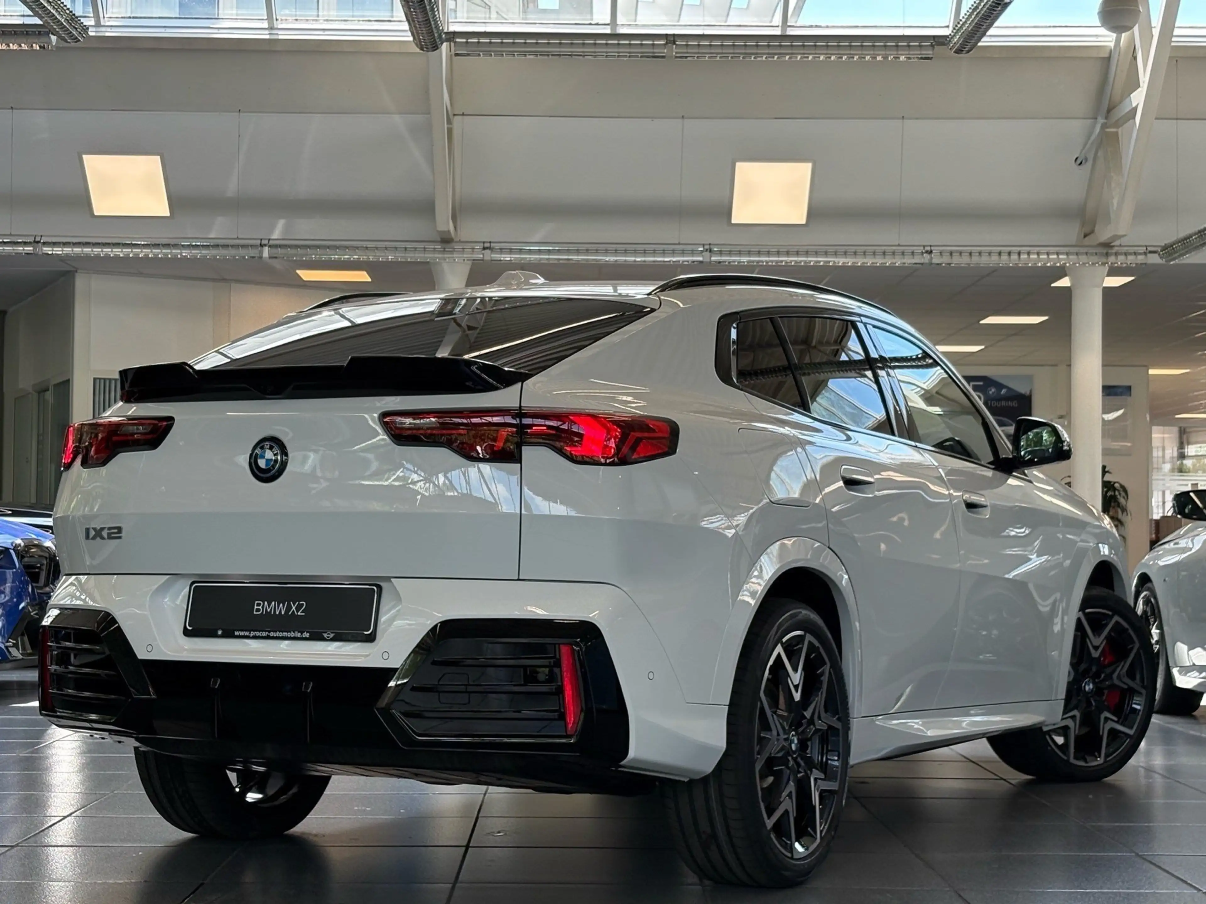 BMW iX2 eDrive20 SportPro Memory 360° HuD H/K DA/DA+ — photo 2