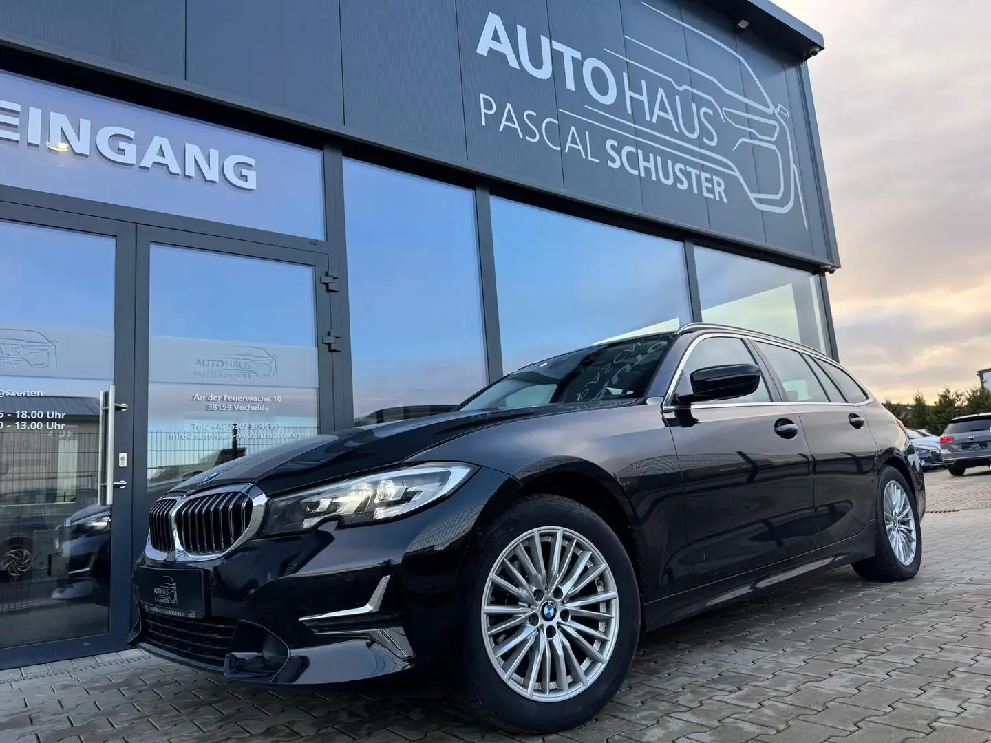 BMW 318 d Touring Luxury Line/NAVI/LED/PANO/LEDER/ Schwarz - 1