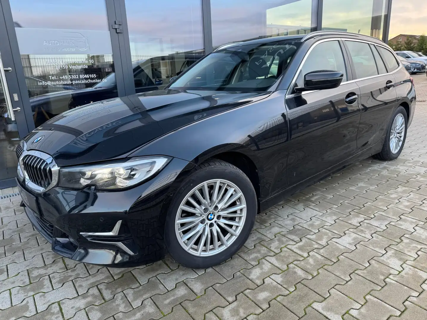 BMW 318 d Touring Luxury Line/NAVI/LED/PANO/LEDER/ Schwarz - 2