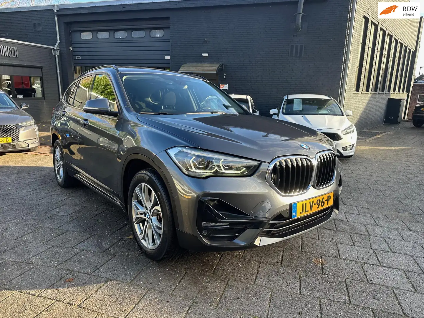 BMW X1 SDrive18i (136pk) High Exe! Aut! X-Line! Trekhaak! Grijs - 1