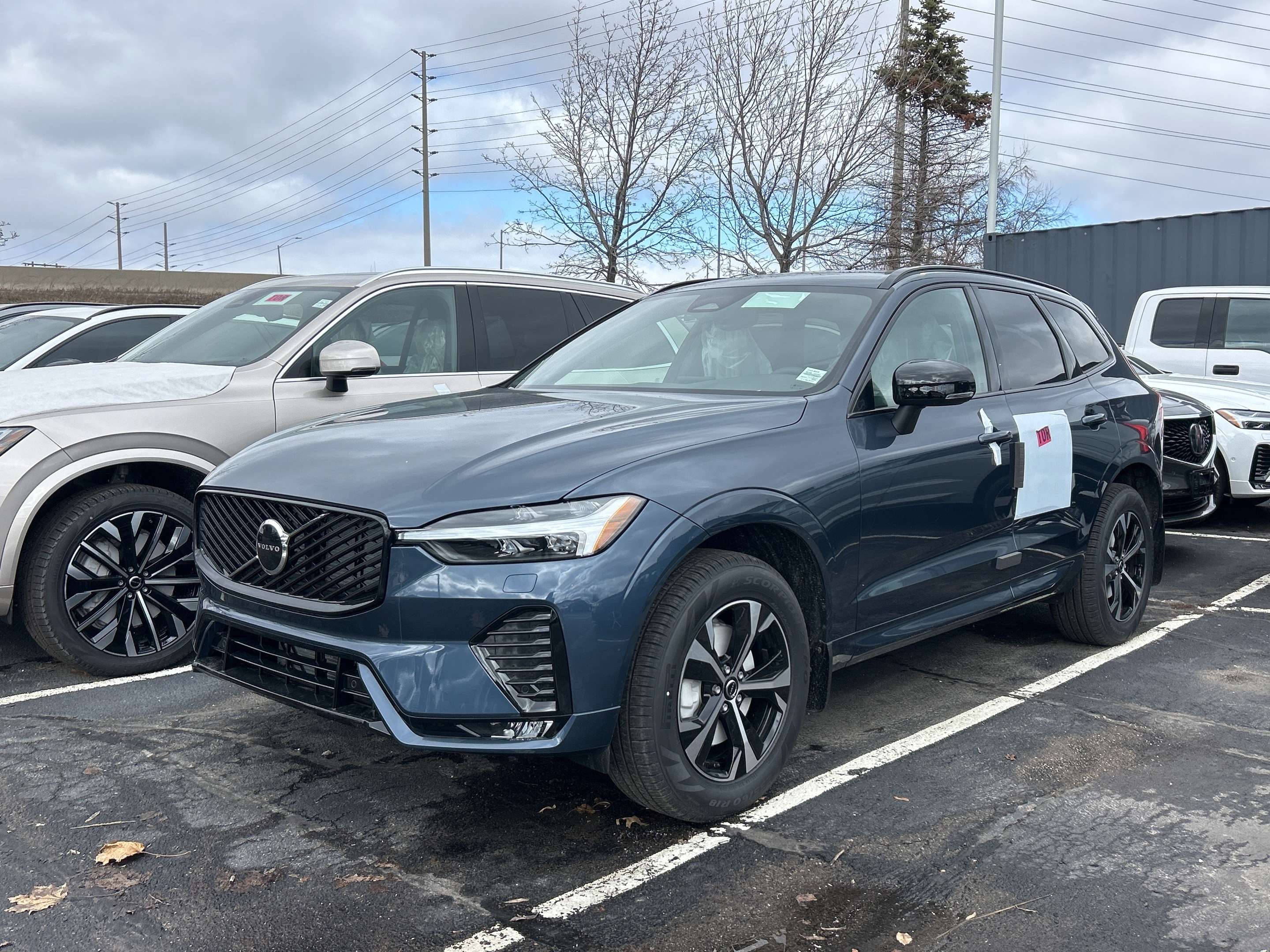 2026 Volvo XC60 B5 AWD Core Dark Theme