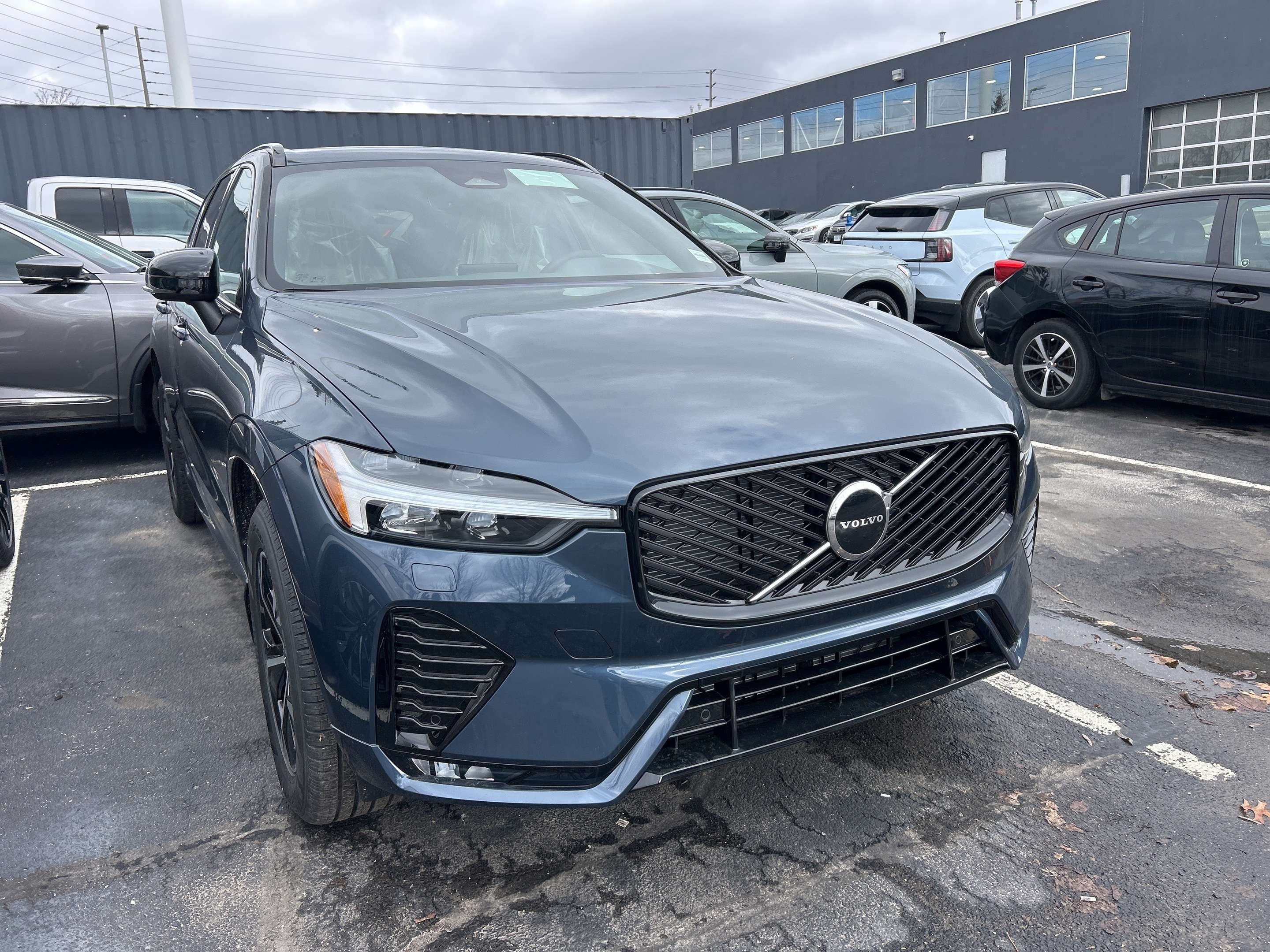 2026 Volvo XC60 B5 AWD Core Dark Theme alt 4