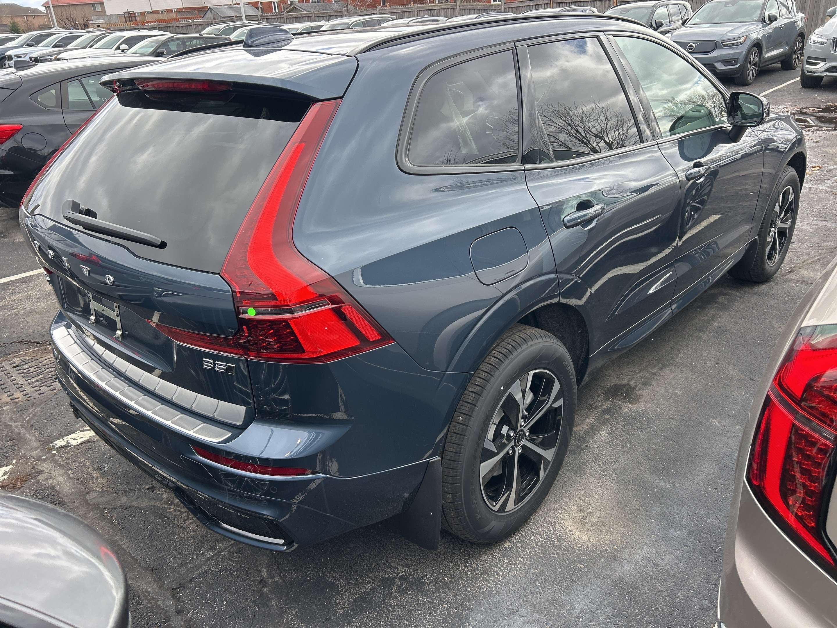 2026 Volvo XC60 B5 AWD Core Dark Theme alt 3