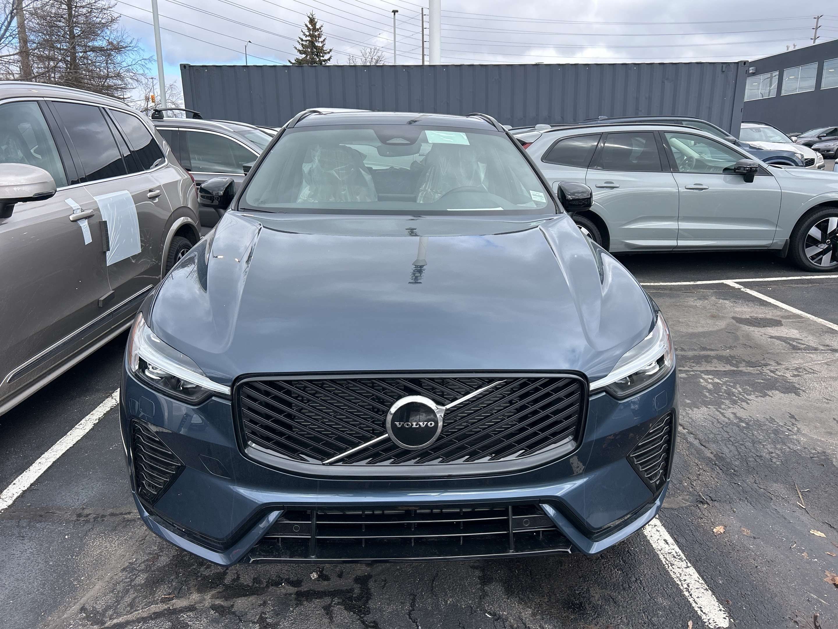 2026 Volvo XC60 B5 AWD Core Dark Theme alt 5