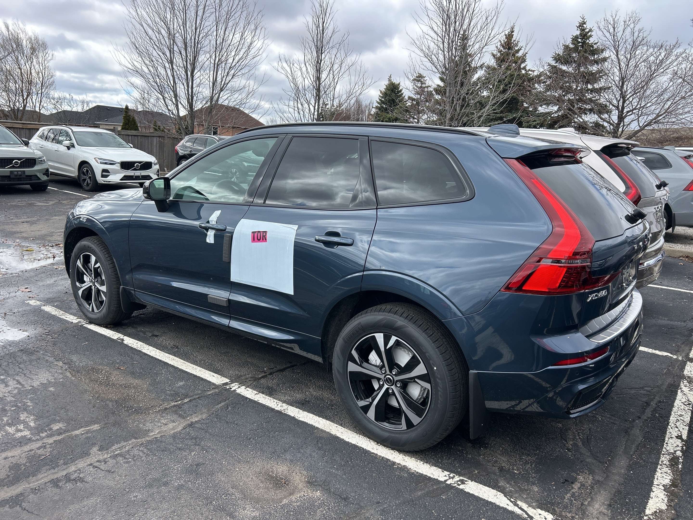 2026 Volvo XC60 B5 AWD Core Dark Theme alt 2