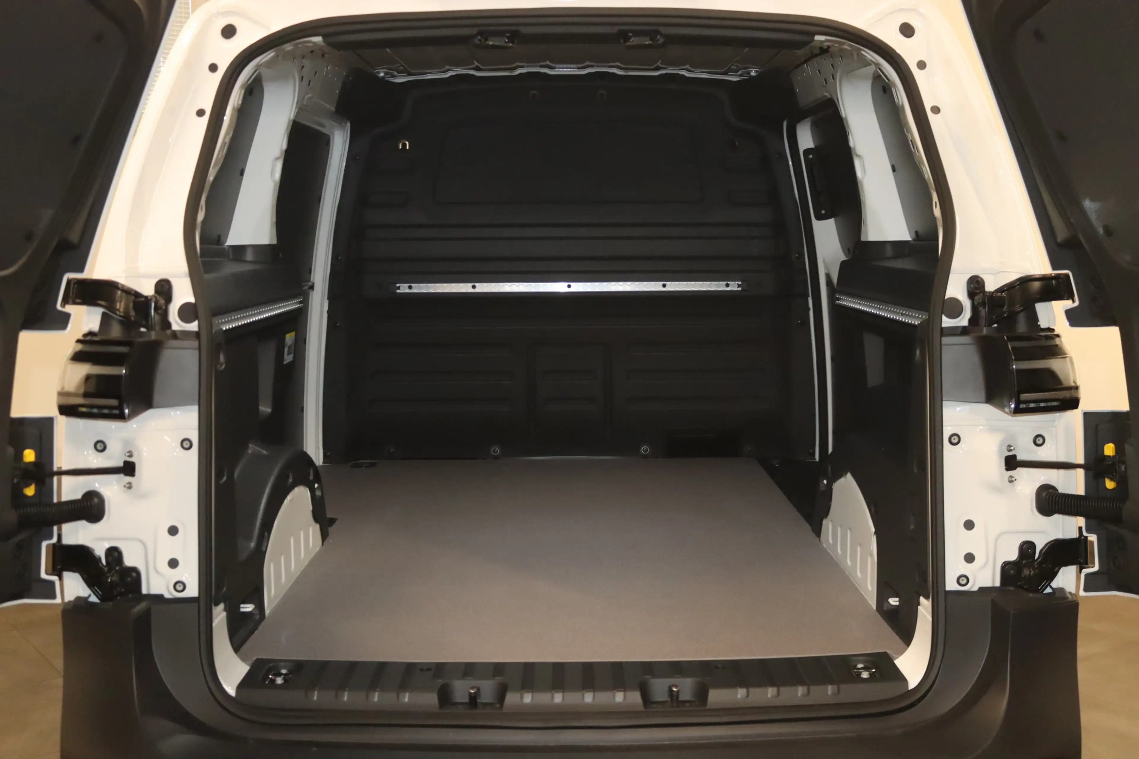 Volkswagen ID. Buzz Cargo Pro 84 kw h 4M-LED-KAM-AHK-SOFORT — photo 8