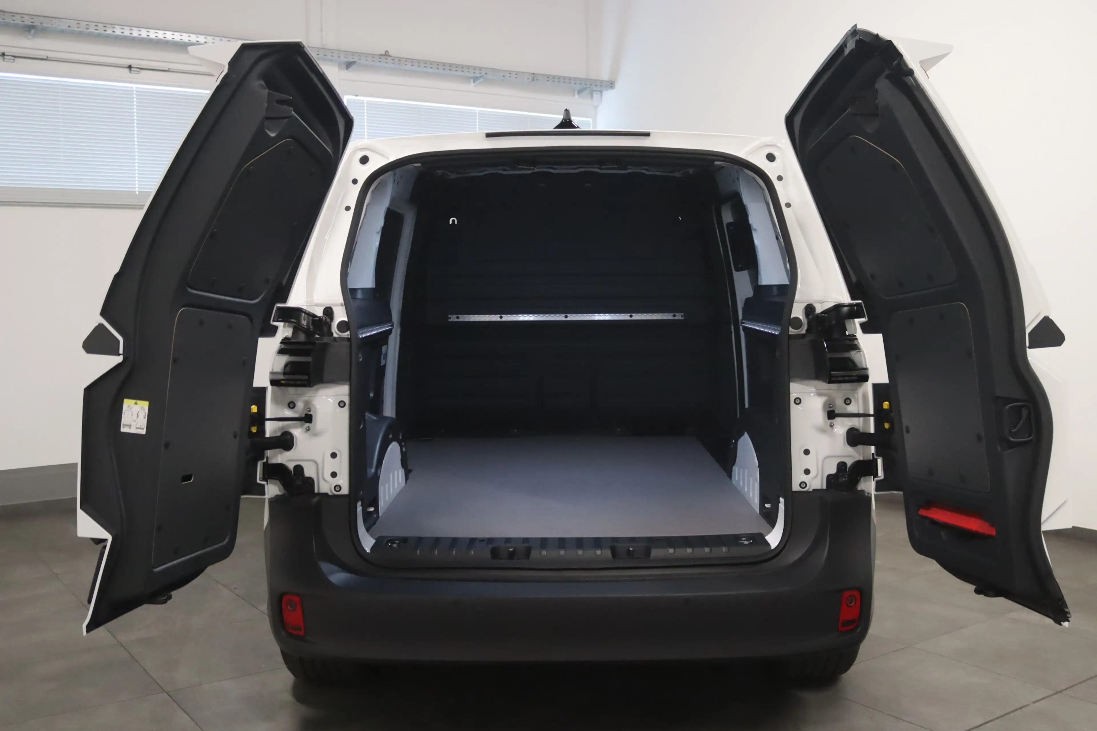 Volkswagen ID. Buzz Cargo Pro 84 kw h 4M-LED-KAM-AHK-SOFORT — photo 7