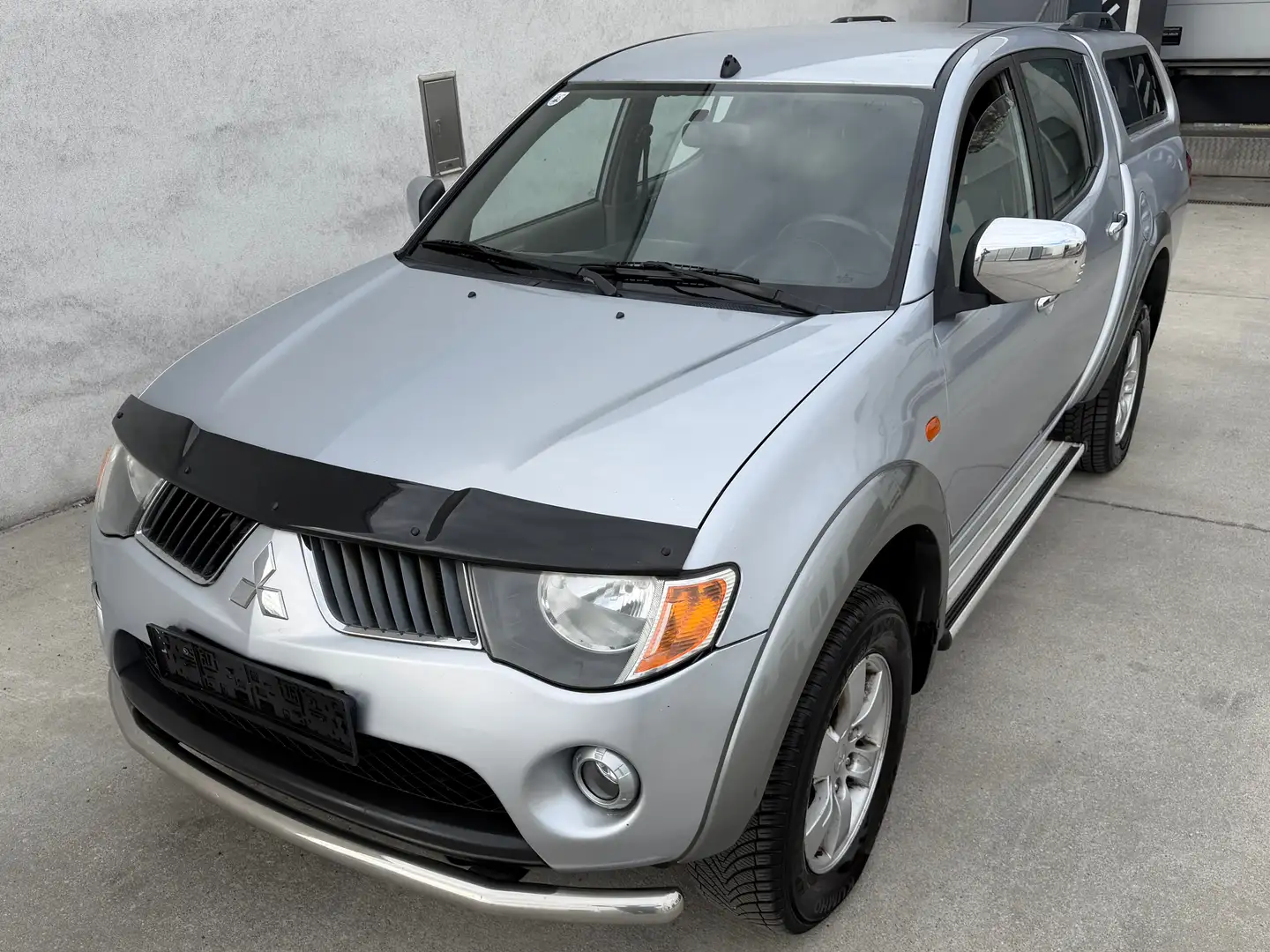 Mitsubishi L200 L200 Pick Up 4x4 Autm. Intense Double Cab Silber - 1