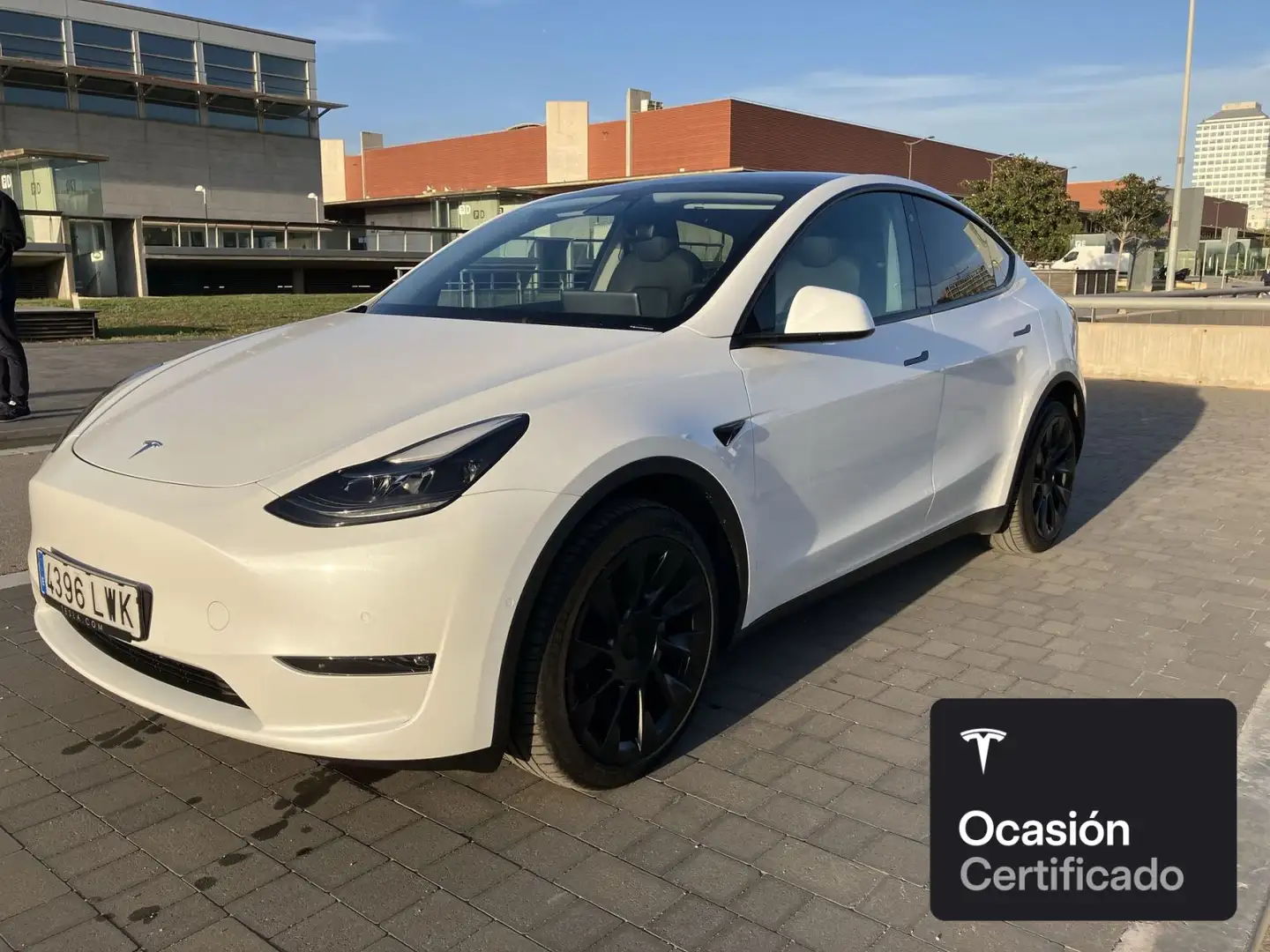 Tesla Model Y Long Range AWD Wit - 2