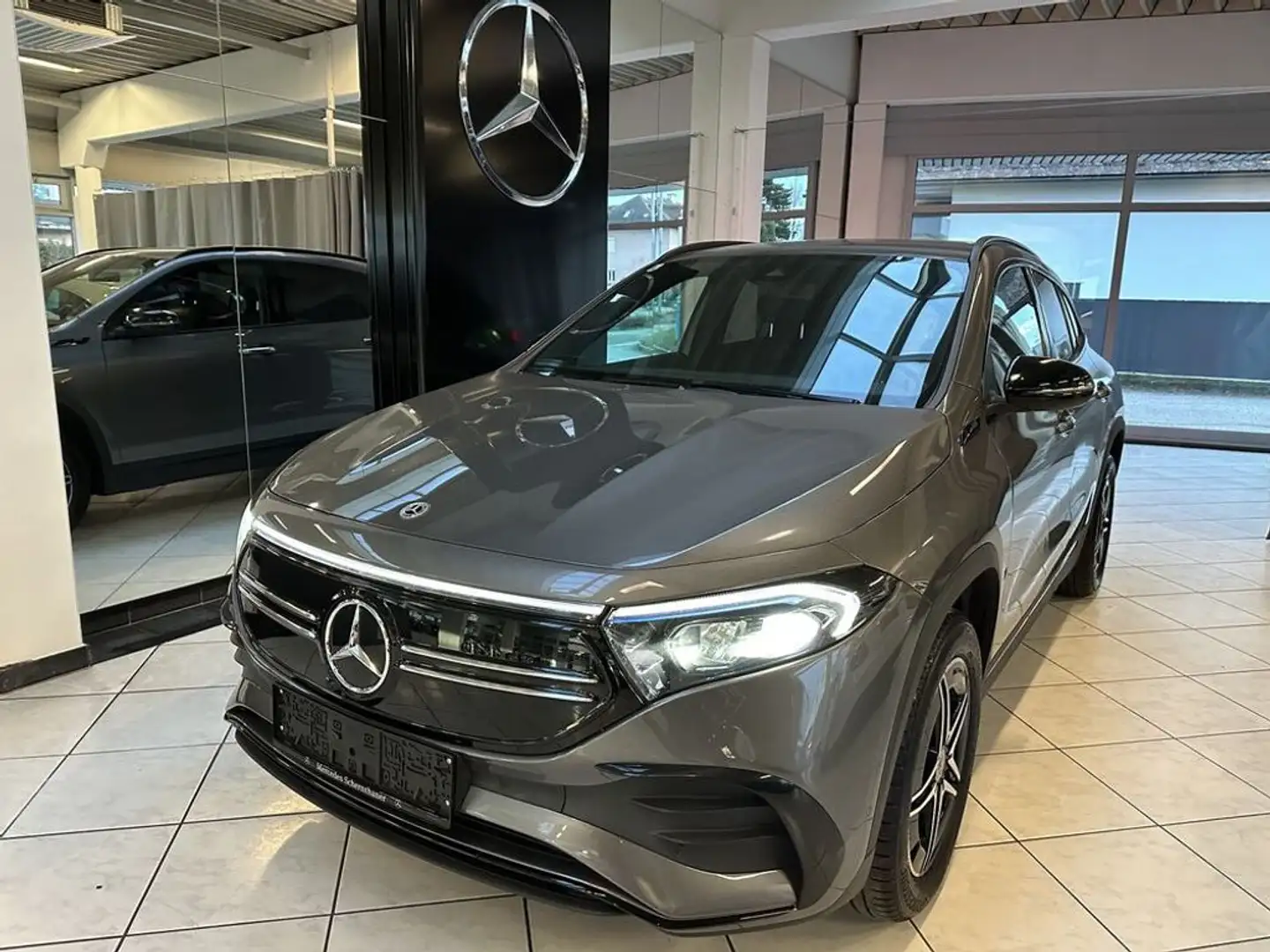 Mercedes-Benz EQA 250 AMG* Gri - 2