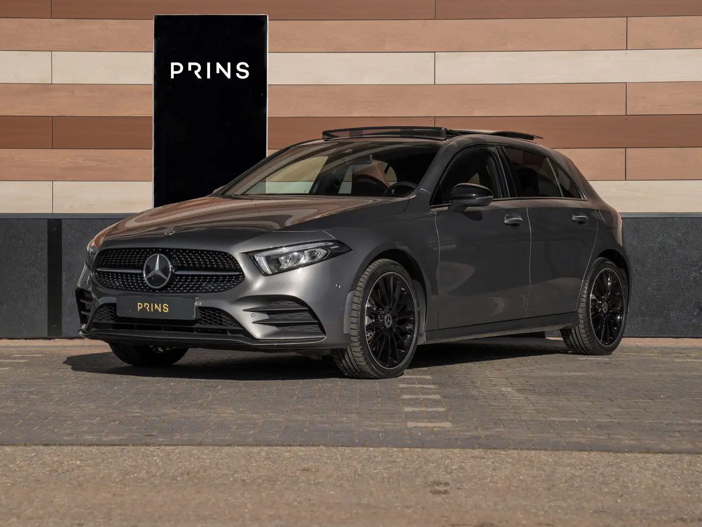 Mercedes-Benz A 250 e AMG Line | Pano-dak | 18 inch | Stoelverwarming Grijs - 1
