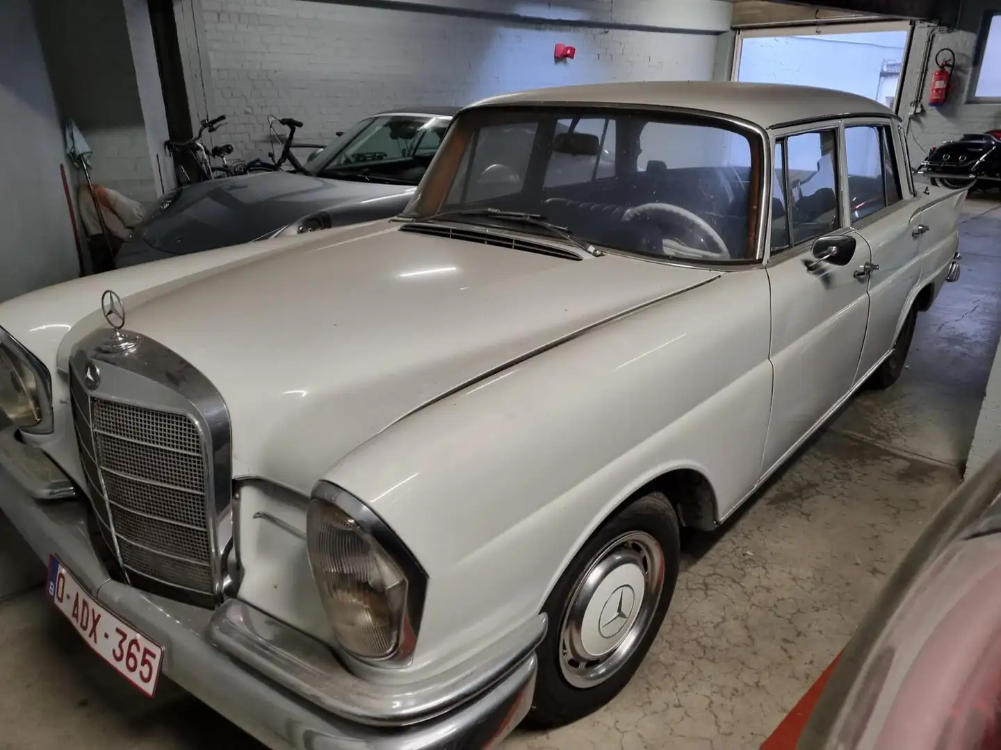 Oldtimer Mercedes Benz 200 - 1