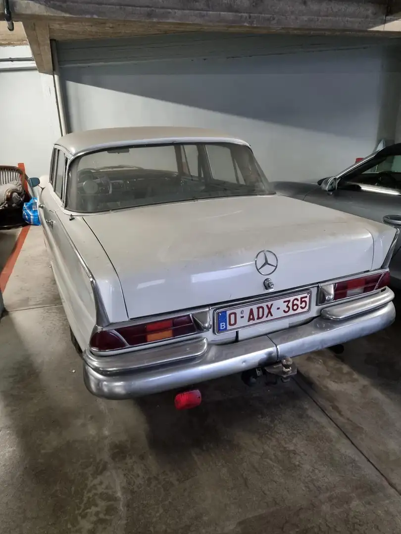 Oldtimer Mercedes Benz 200 - 2