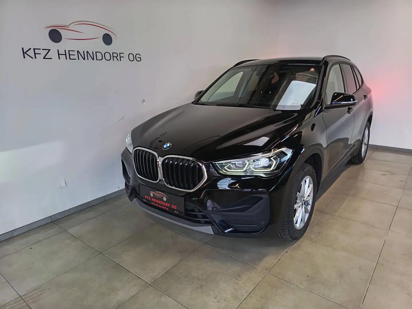 BMW X1 sDrive 20 d Advantage Schwarz - 1