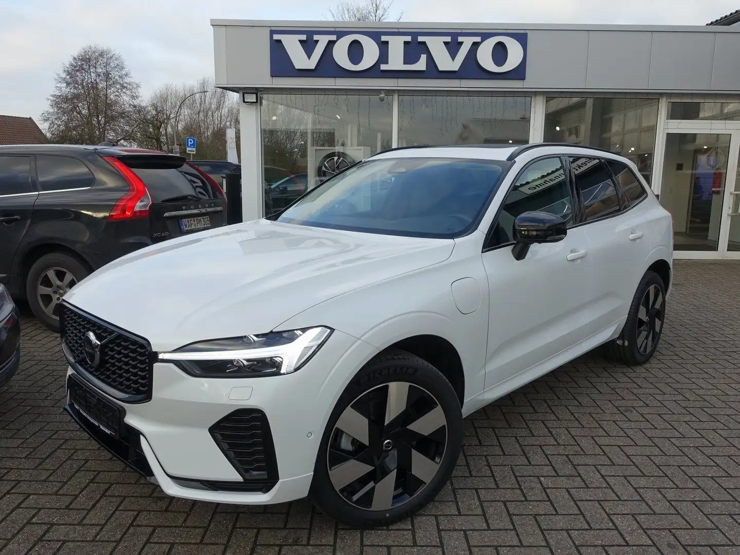 Volvo XC60 Plus Dark T6 AWD Plug-in /360°/H&K/Pano Weiß - 1
