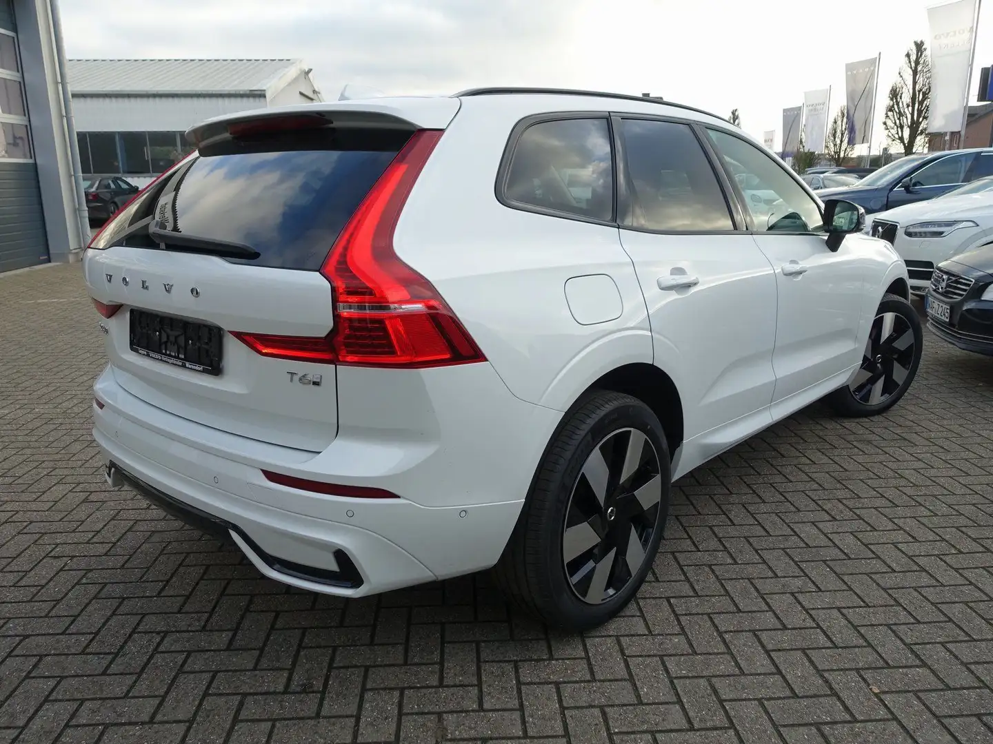 Volvo XC60 Plus Dark T6 AWD Plug-in /360°/H&K/Pano Weiß - 2