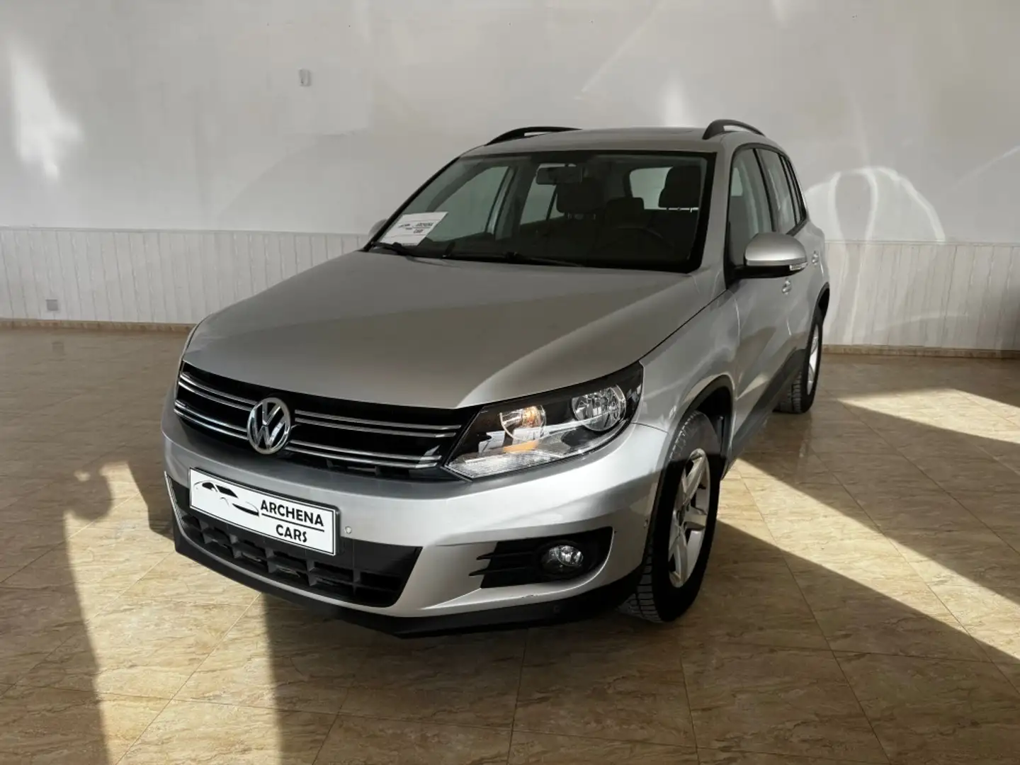 Volkswagen Tiguan 2.0TDI BMT Business 4M 140 Gris - 1