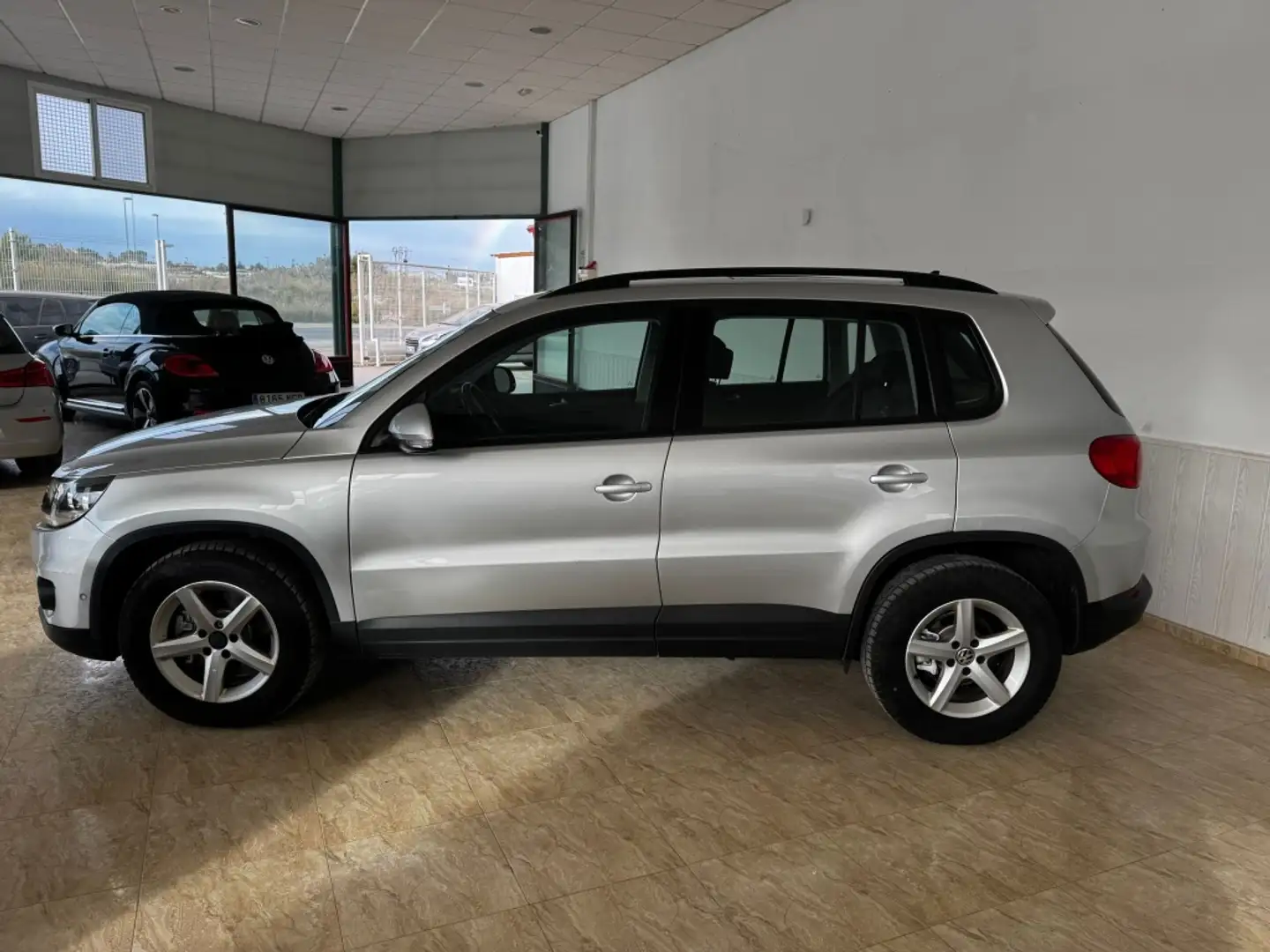 Volkswagen Tiguan 2.0TDI BMT Business 4M 140 Gris - 2