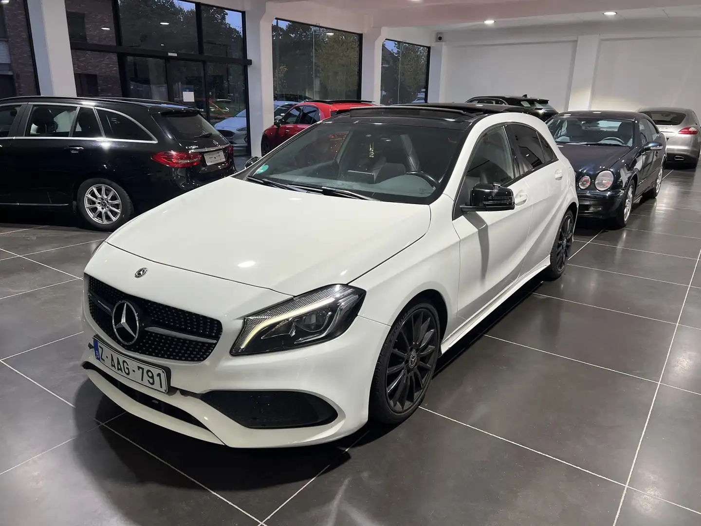 Mercedes-Benz A 200 A 200d AMG Line panoramische dak leder navi camera Blanc - 1