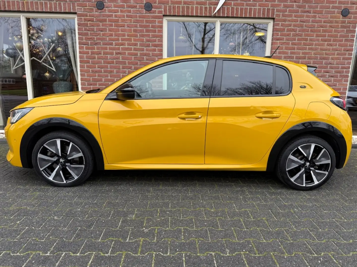 Peugeot e-208 EV GT 350 50 kWh STOELVERW. / ADDAPT.CRUISE / CAME Jaune - 2