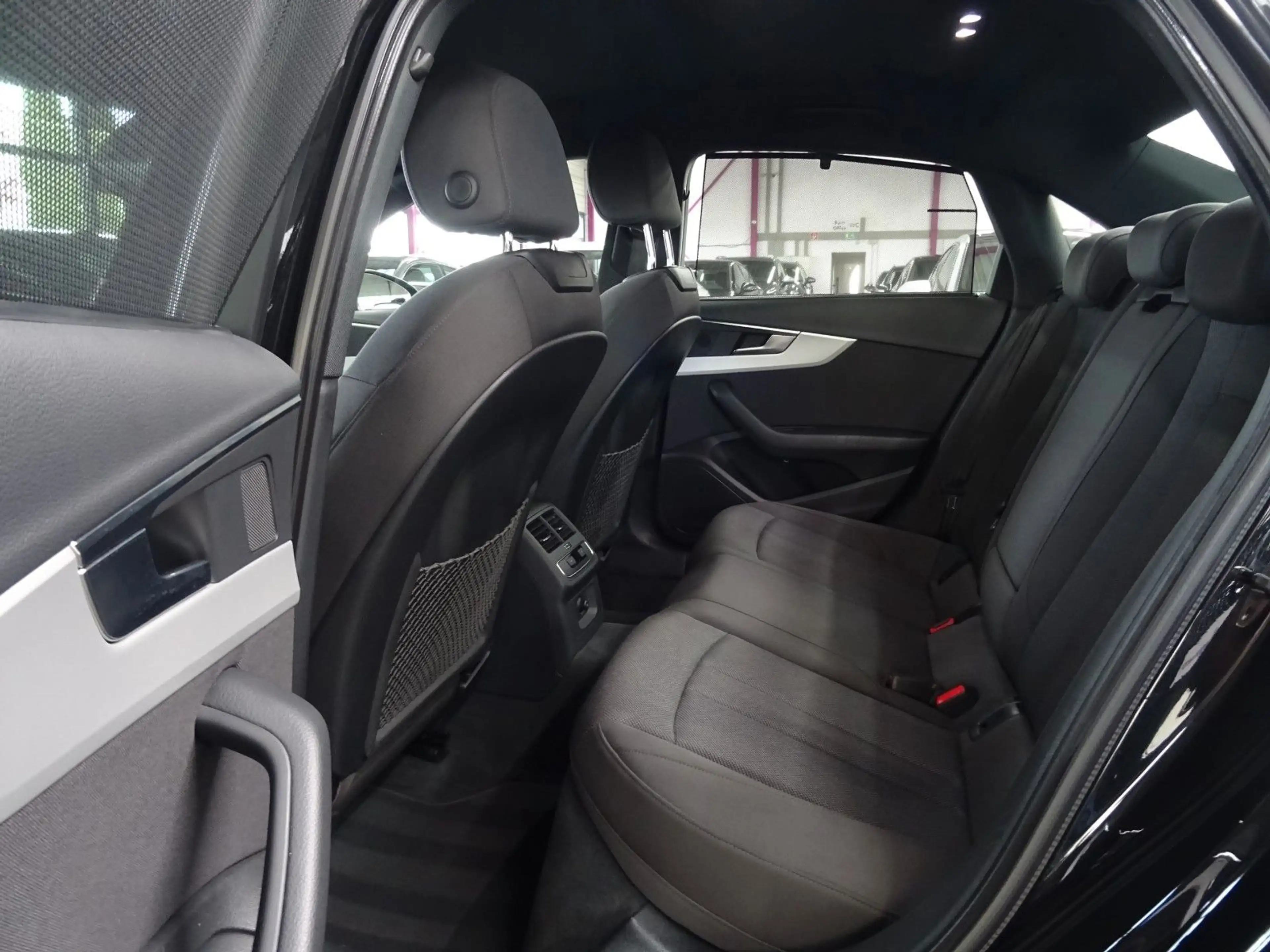 Audi A4 40 2.0 TDI QUATTRO* — photo 11