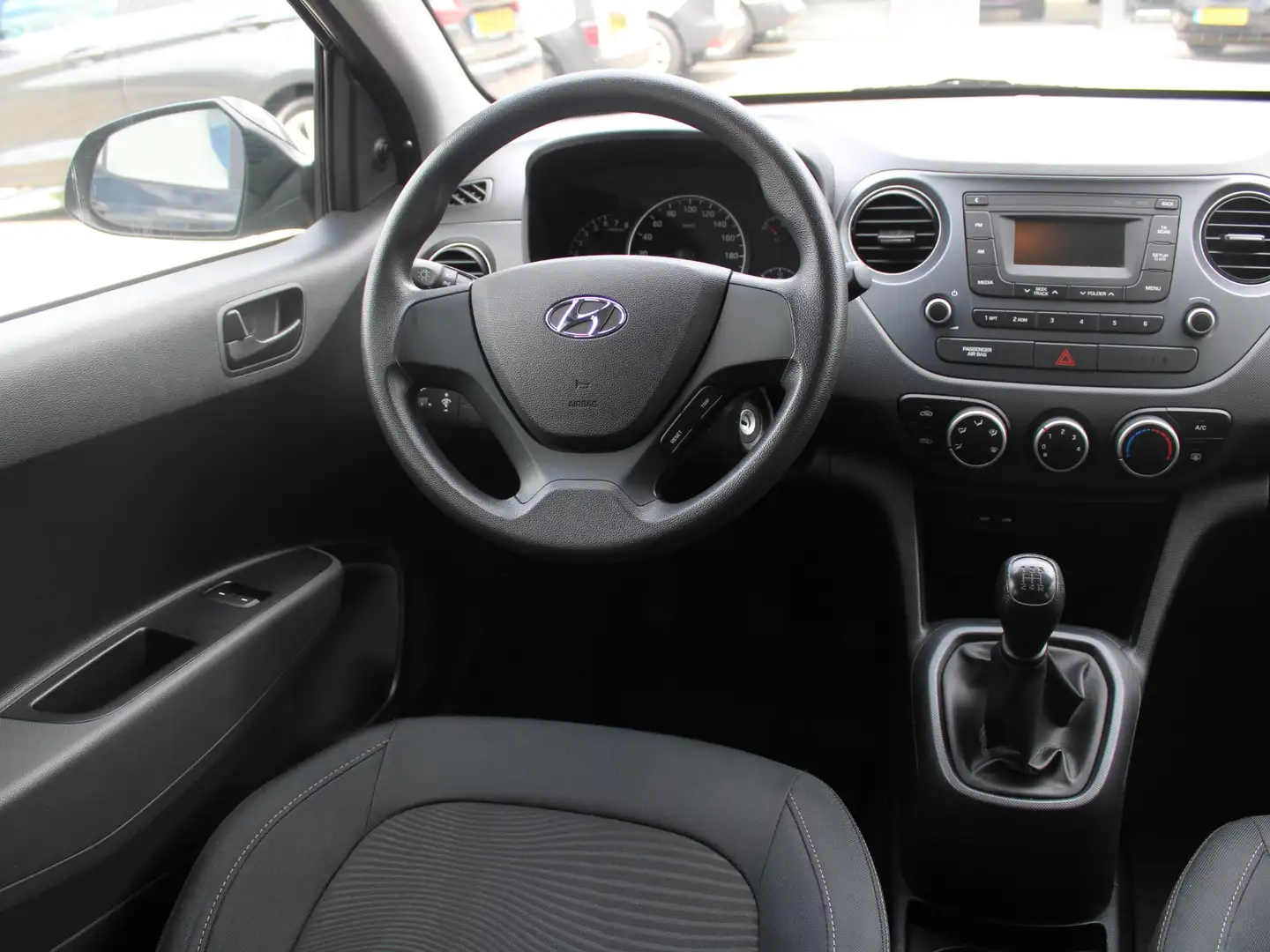 Hyundai i10 1.0i Comfort 5p. | AIRCO | 12 MAANDEN BOVAG GARANT Zwart - 2