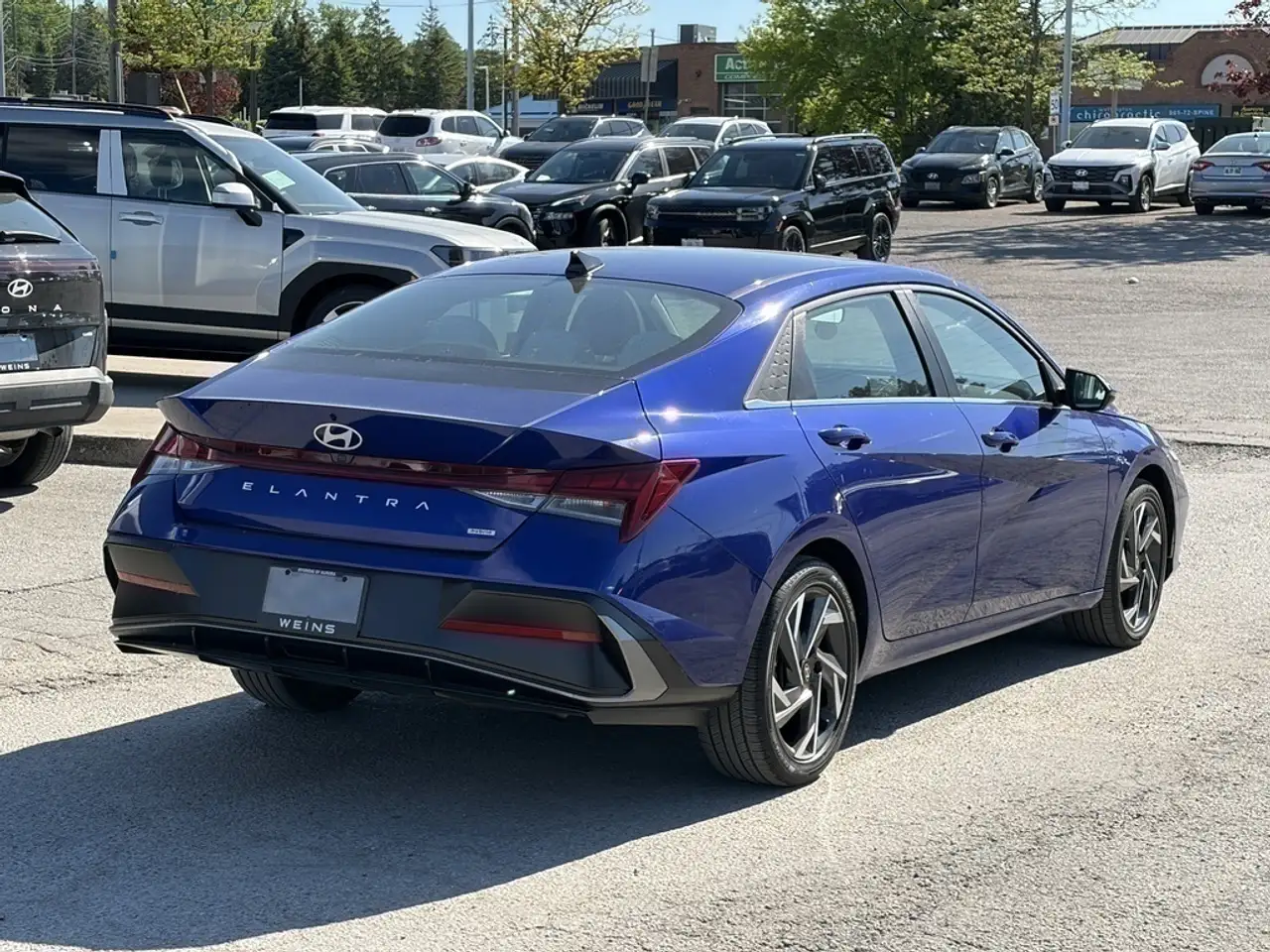 Hyundai ELANTRA photo Hyundai ELANTRA