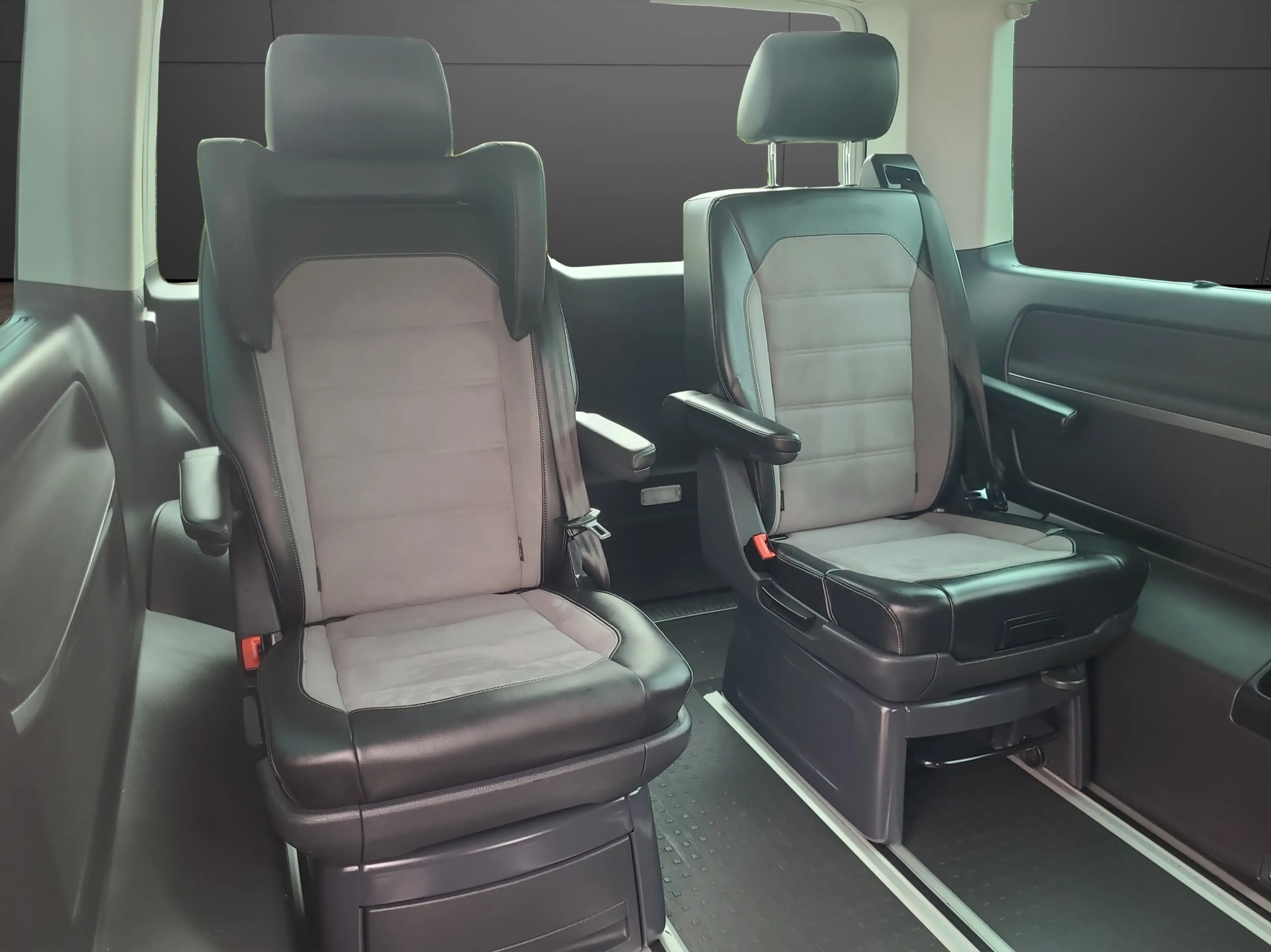 Volkswagen T6.1 Multivan Multivan Generation Six FWD — photo 15