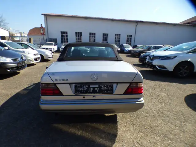 Mercedes-Benz E-Class view 3