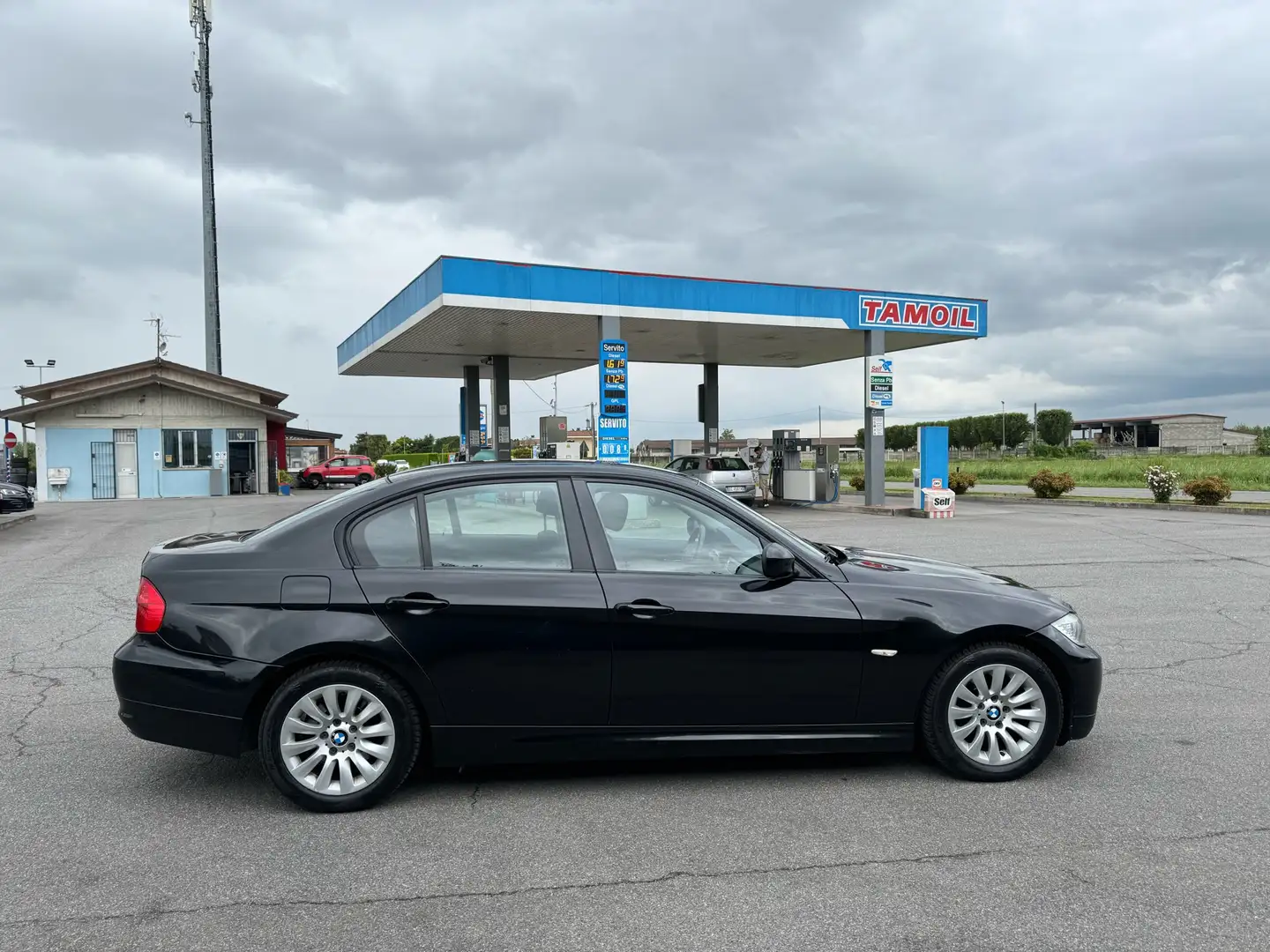 BMW 320 320d Berlina Attiva FL Euro5 Noir - 2