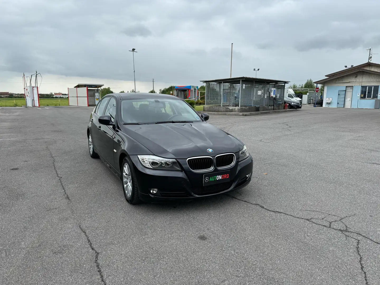 BMW 320 320d Berlina Attiva FL Euro5 Noir - 1