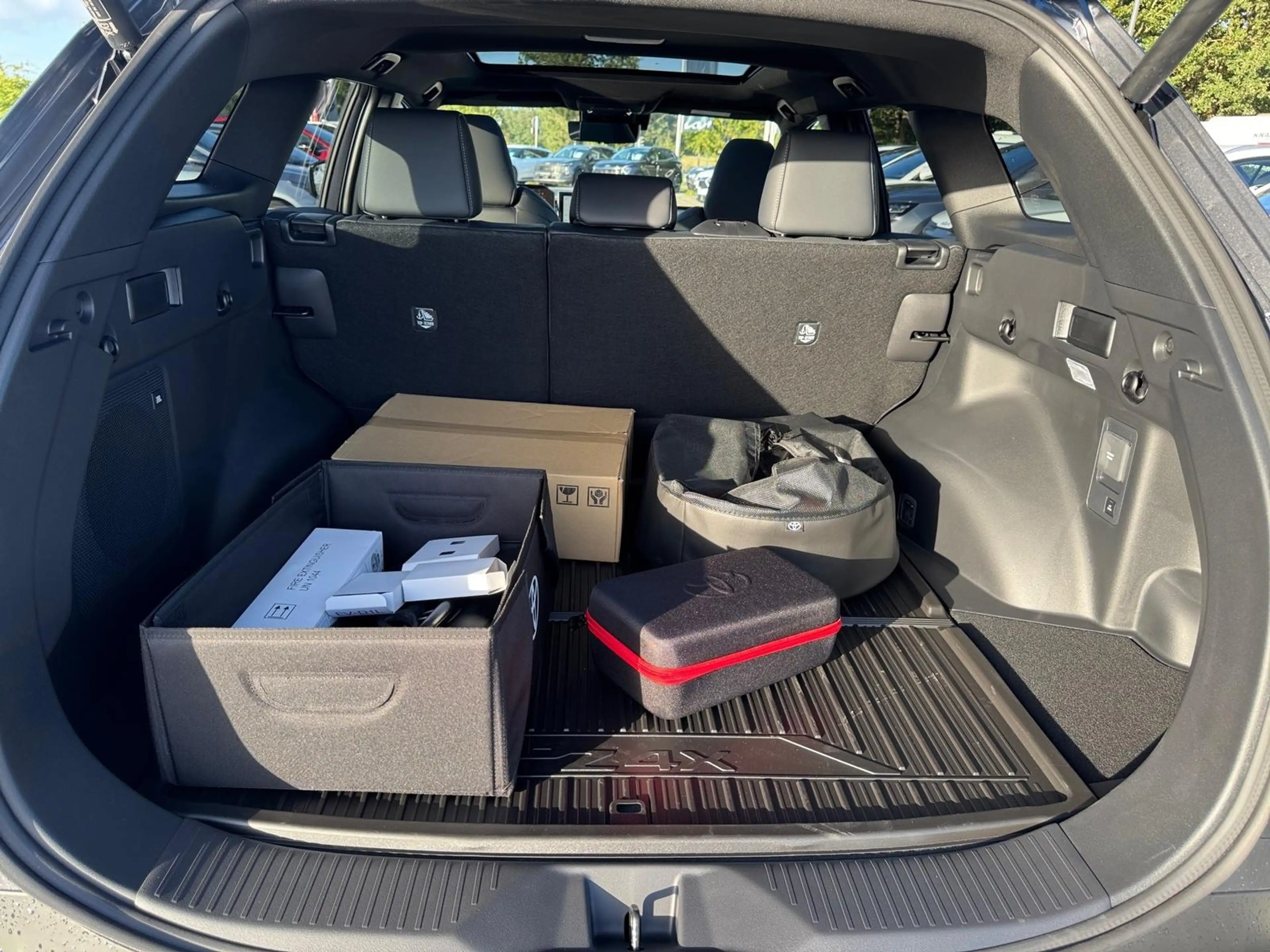 Toyota bZ4X Touring Lounge Leder Pano *Vollausstattung* — photo 13