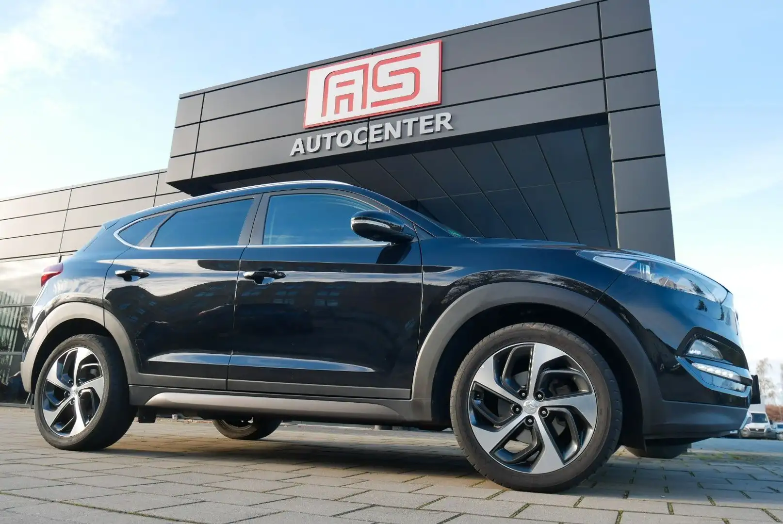 Hyundai TUCSON Style 4WD Standheiz. AHK CAM Winterräder Schwarz - 1