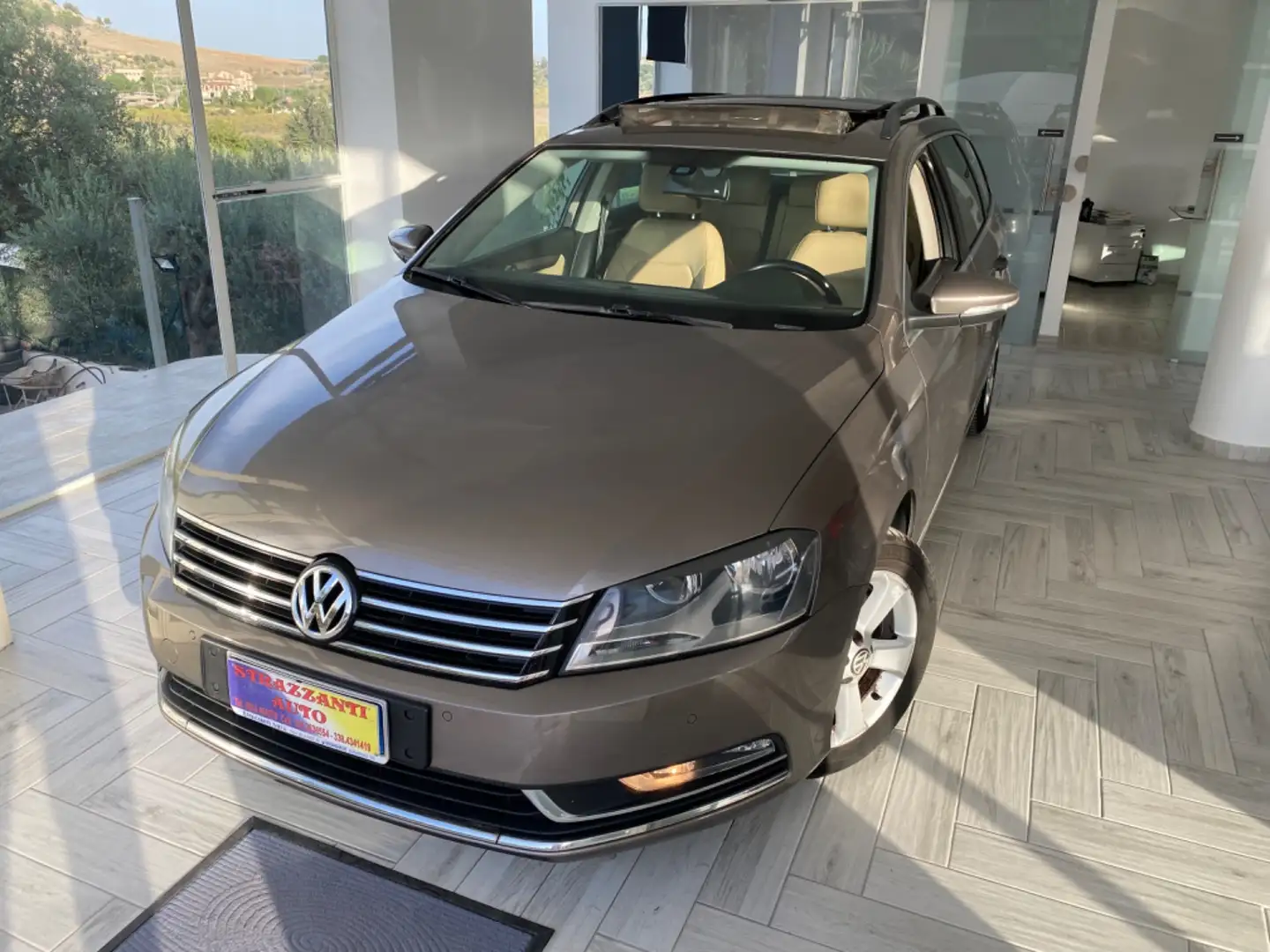 Volkswagen Passat Var. Bs. 1.4 TSI DSG Comfort. EF. Grau - 2
