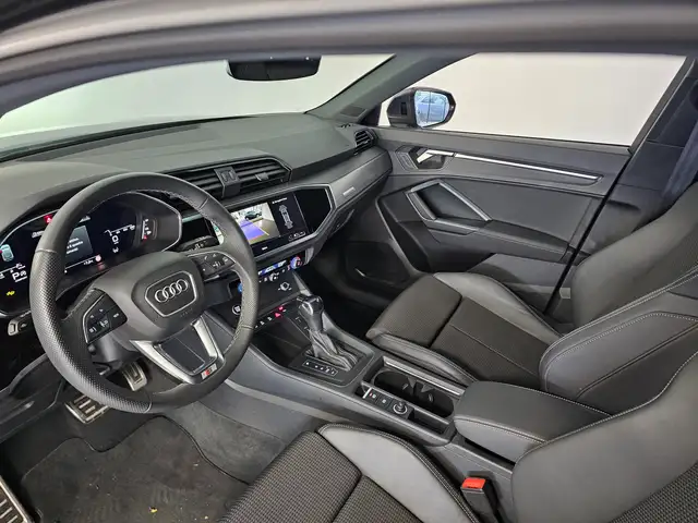 Audi Q3 view 11