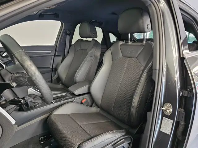 Audi Q3 view 10