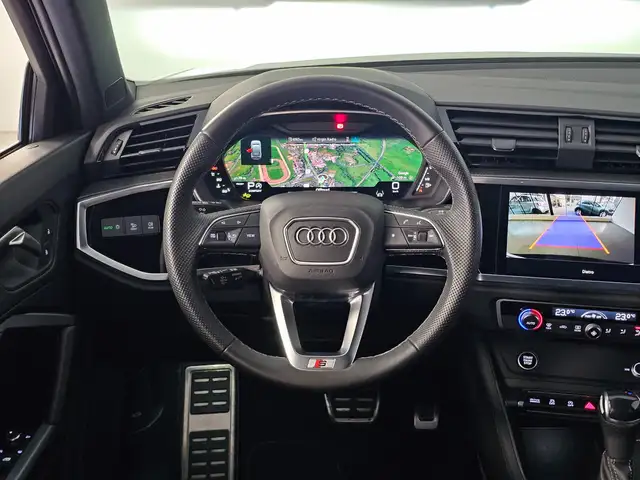 Audi Q3 view 8