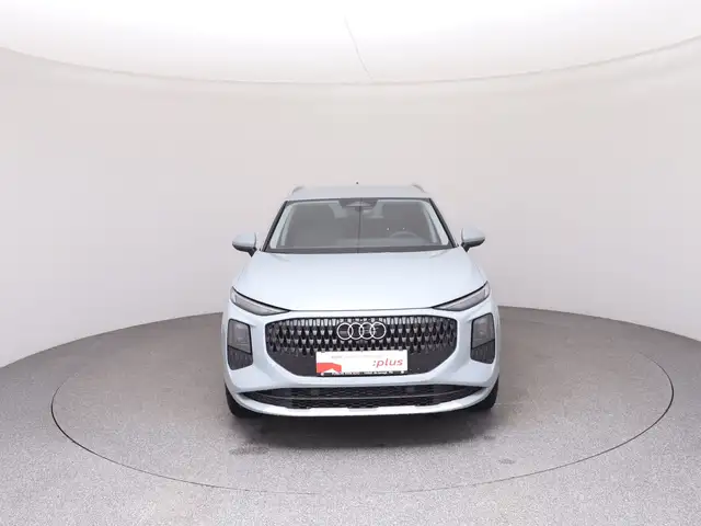 Audi Q3 view 3