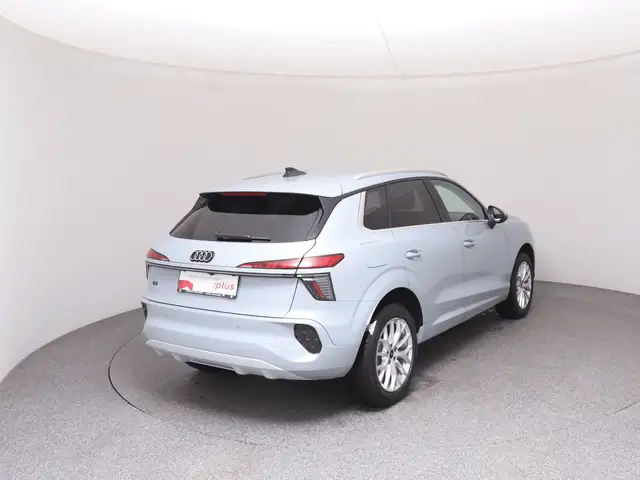 Audi Q3 view 4