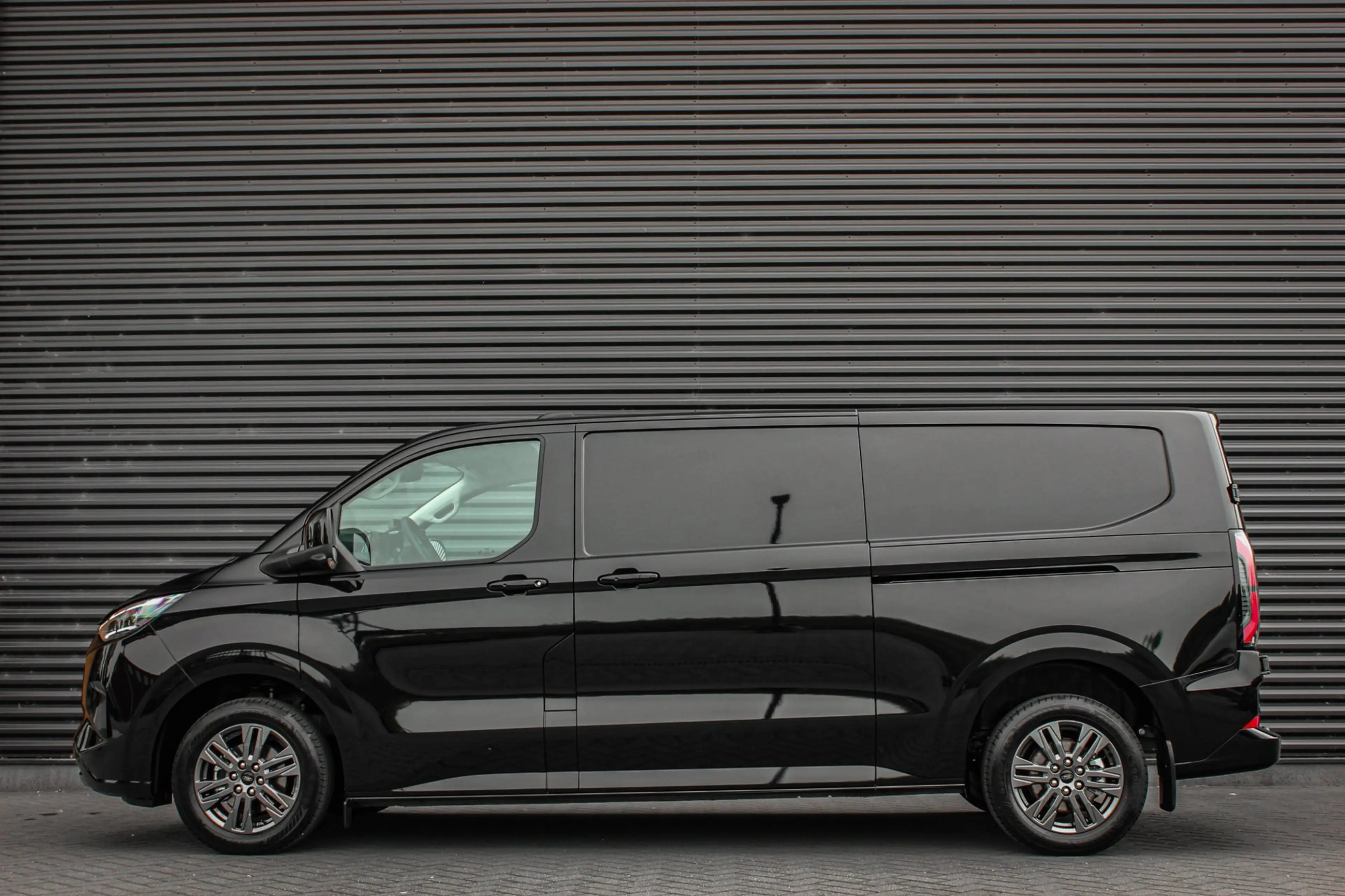 Ford E-Transit Cust. 340 L2H1 Limited 71kWh 218PK / 360 CAMERA / — photo 5