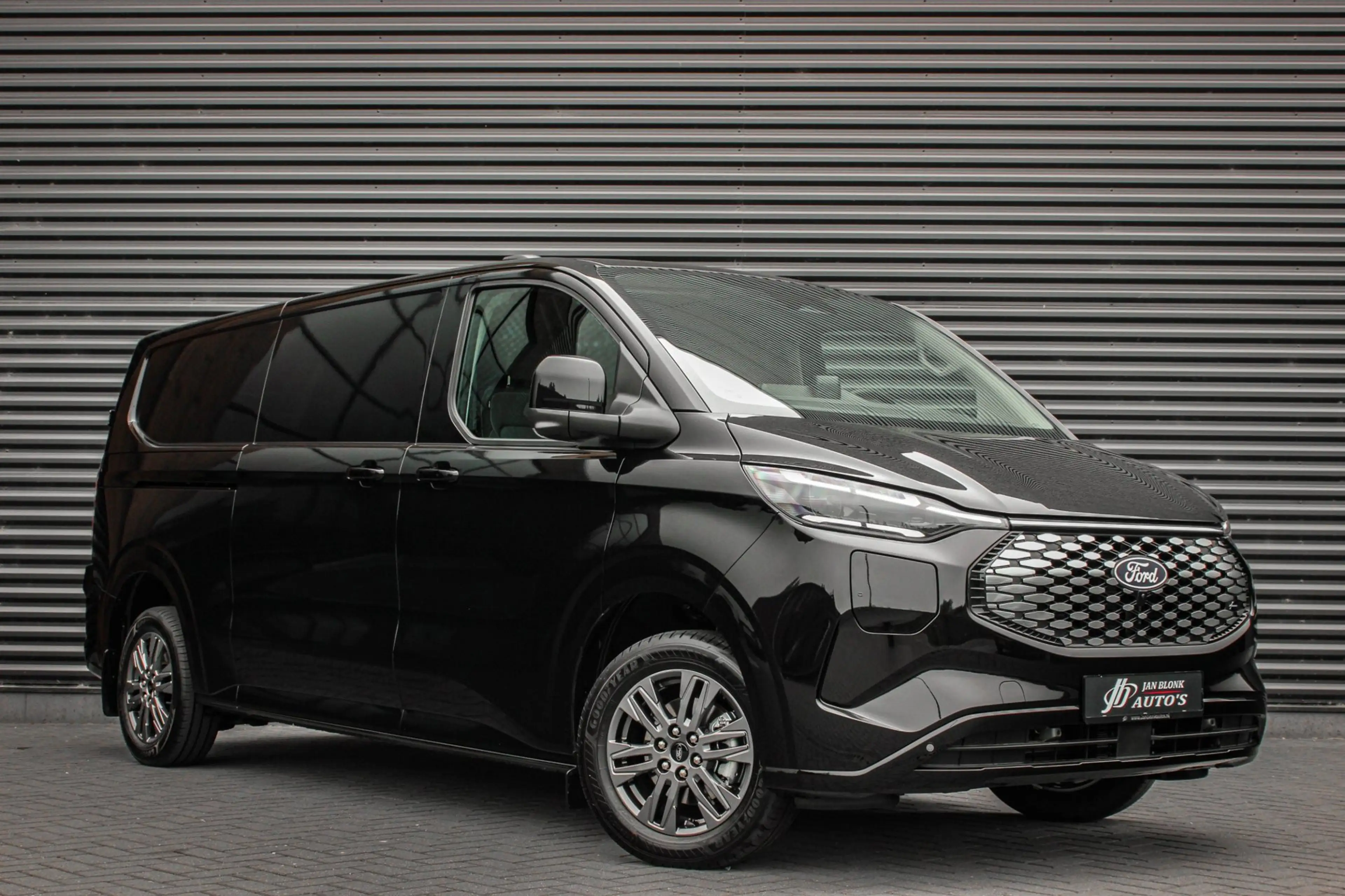 Ford E-Transit Cust. 340 L2H1 Limited 71kWh 218PK / 360 CAMERA / — photo 2