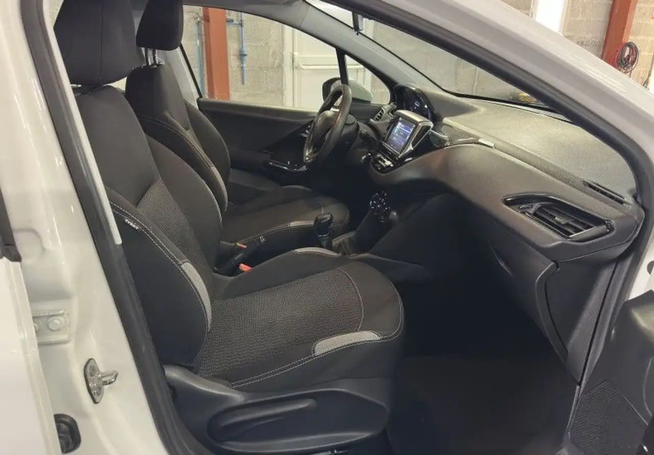 Peugeot 208 208 — photo 11