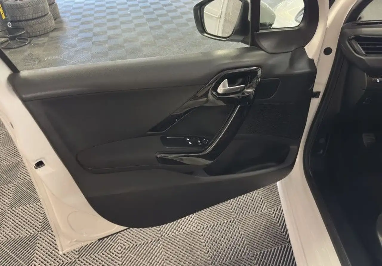 Peugeot 208 208 — photo 35