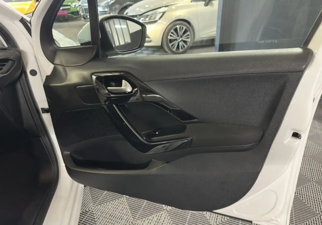 Peugeot 208 208 — photo 21
