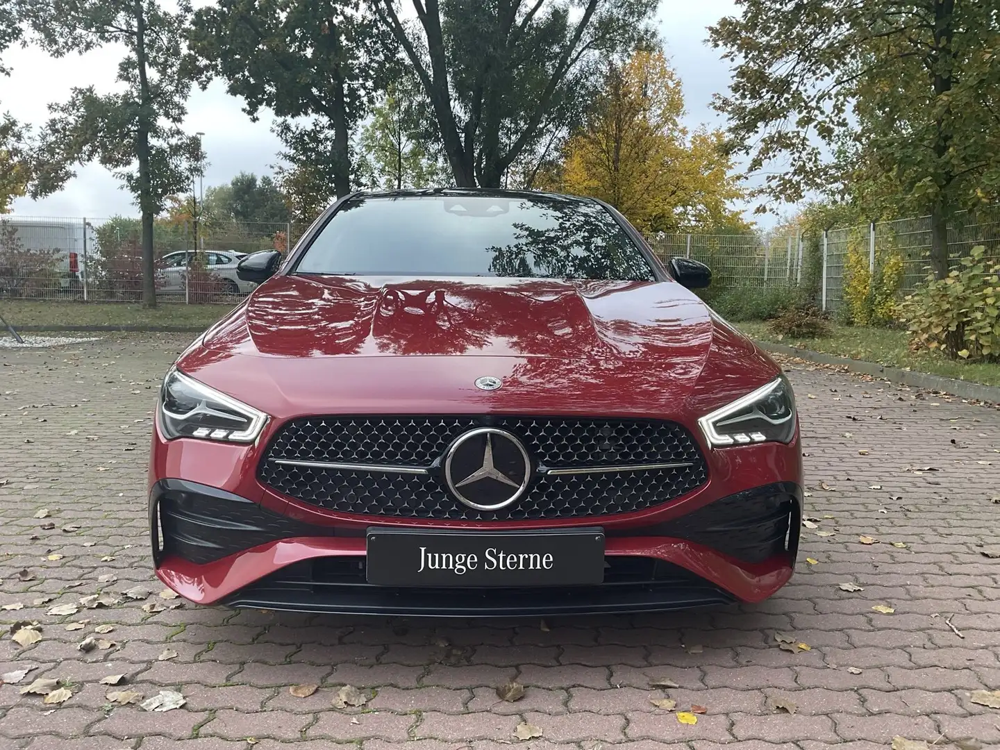 Mercedes-Benz CLA 180 CLA 180 SB AMG Nightp PanoDach Distro RüKam Navi Rot - 2
