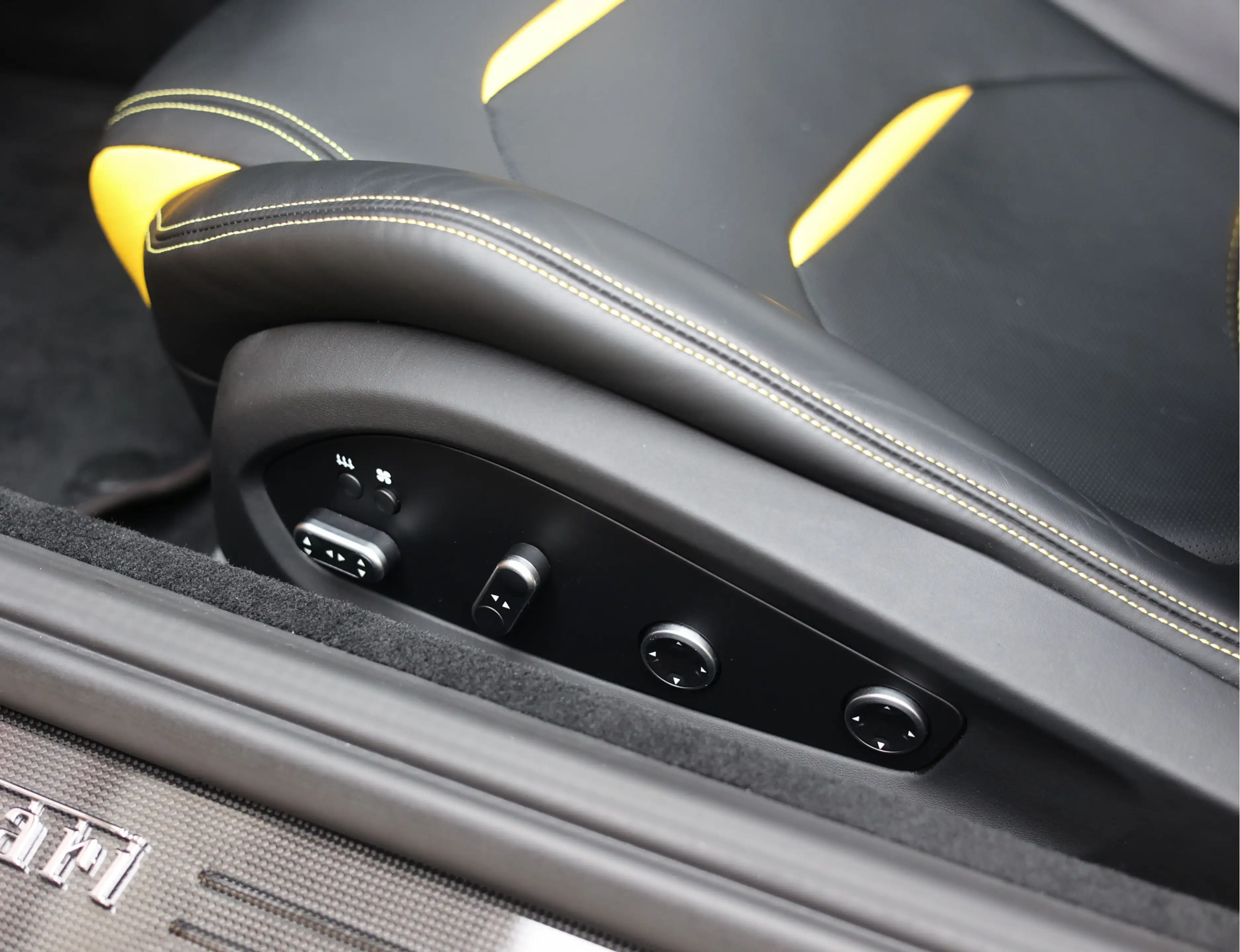 Ferrari GTC4 Lusso GTC4Lusso 6.3 V12 | Giallo Triplo Strato - Lift - — photo 29