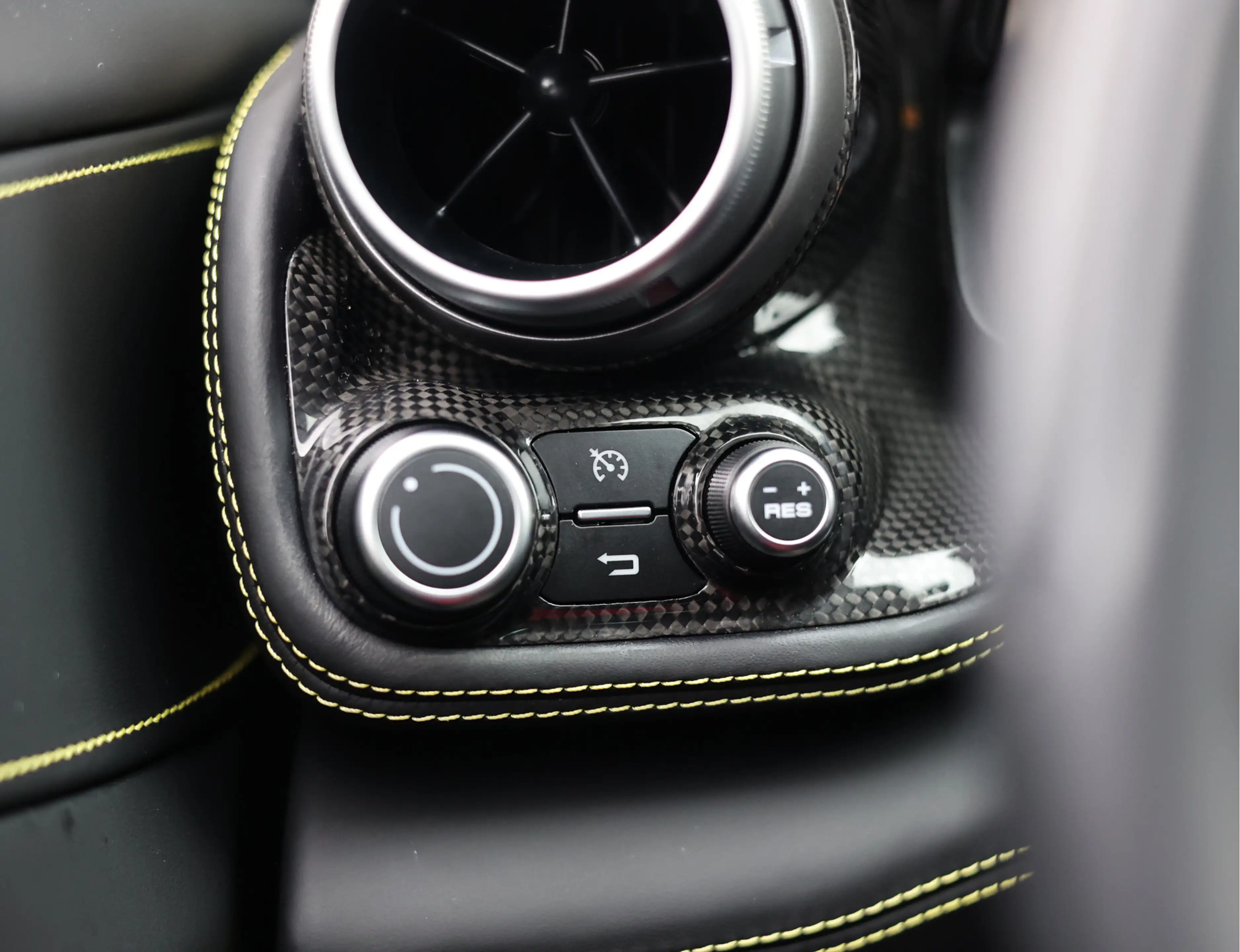 Ferrari GTC4 Lusso GTC4Lusso 6.3 V12 | Giallo Triplo Strato - Lift - — photo 39