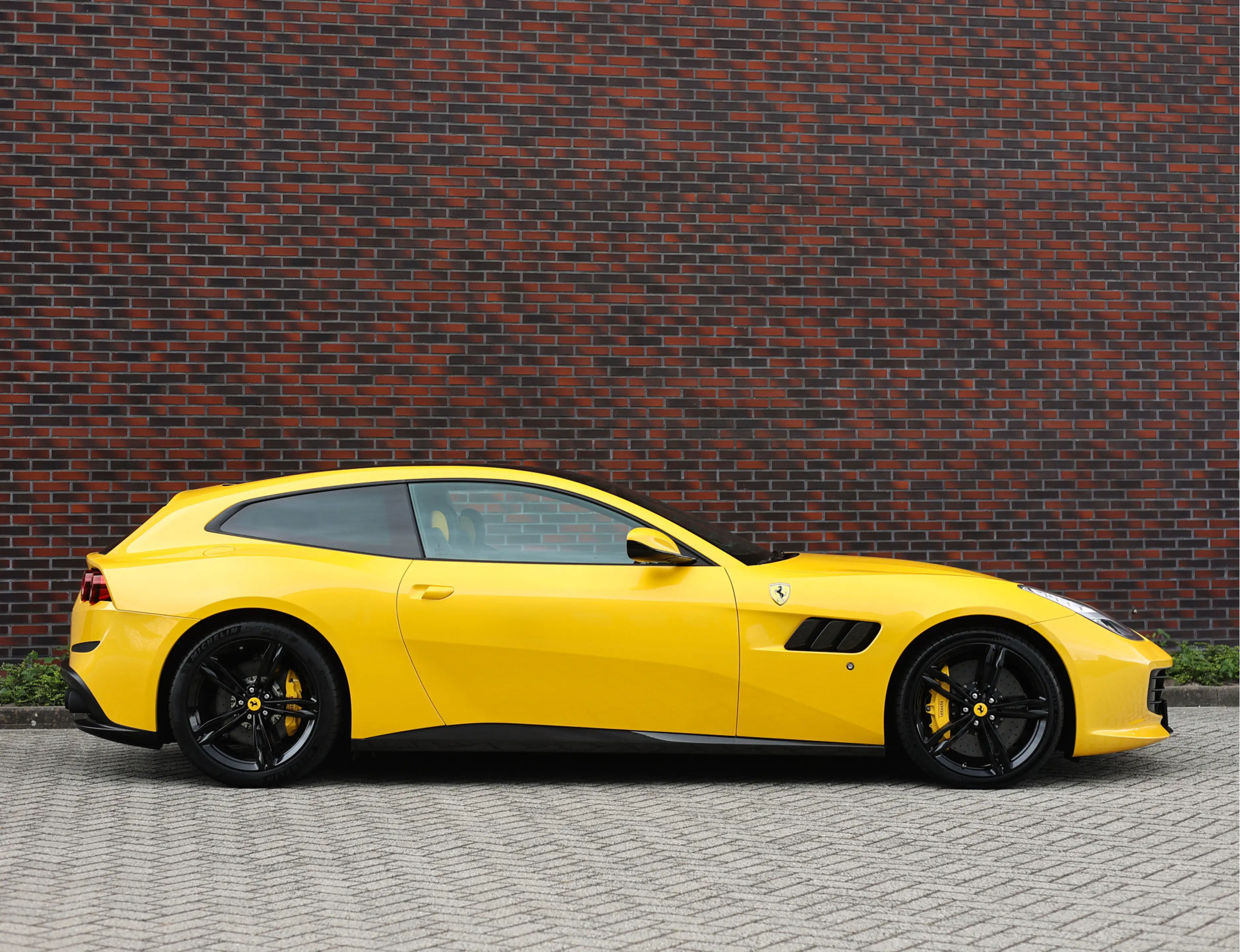 Ferrari GTC4 Lusso GTC4Lusso 6.3 V12 | Giallo Triplo Strato - Lift - — photo 14